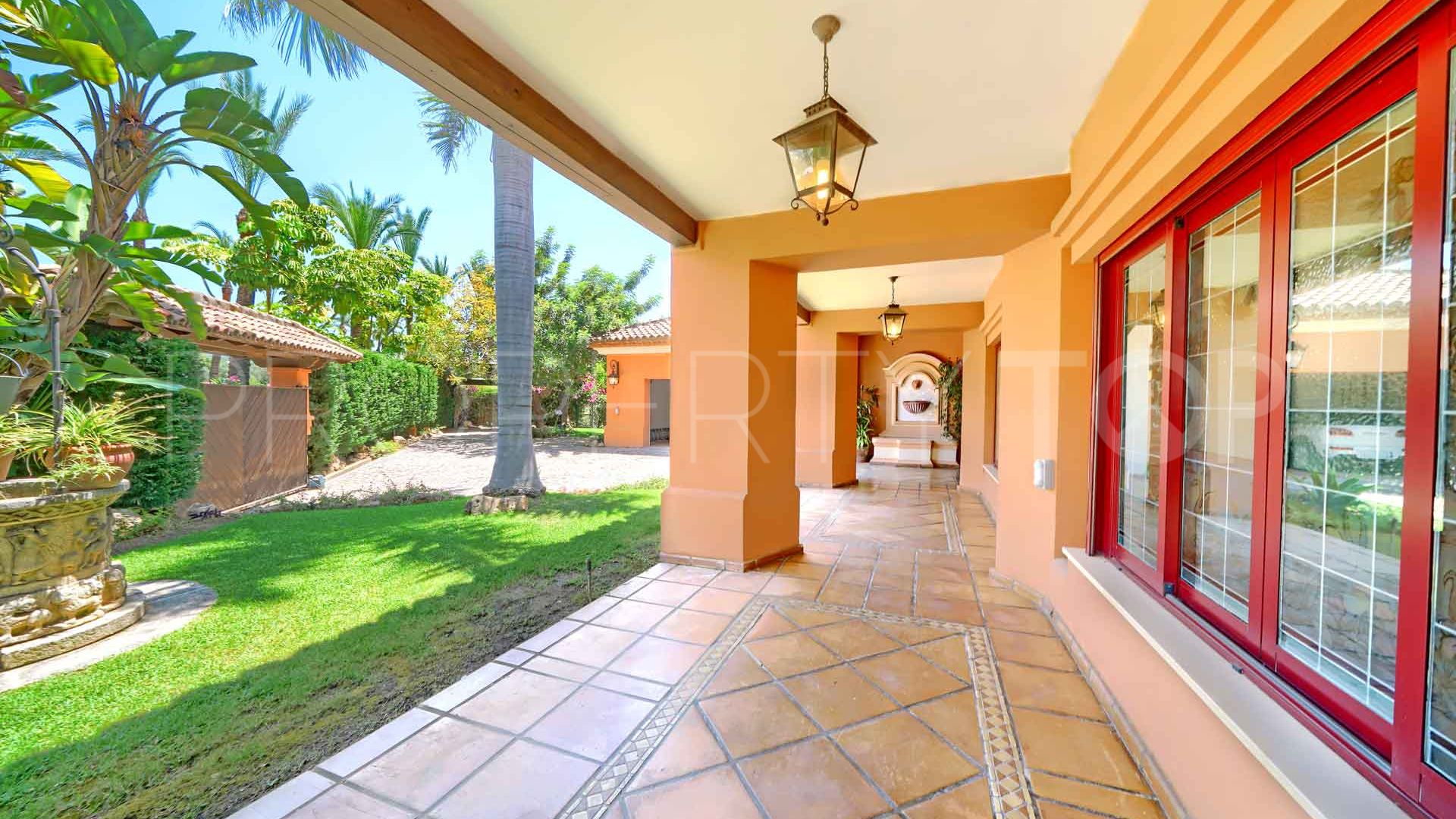 For sale villa with 6 bedrooms in Altos Reales