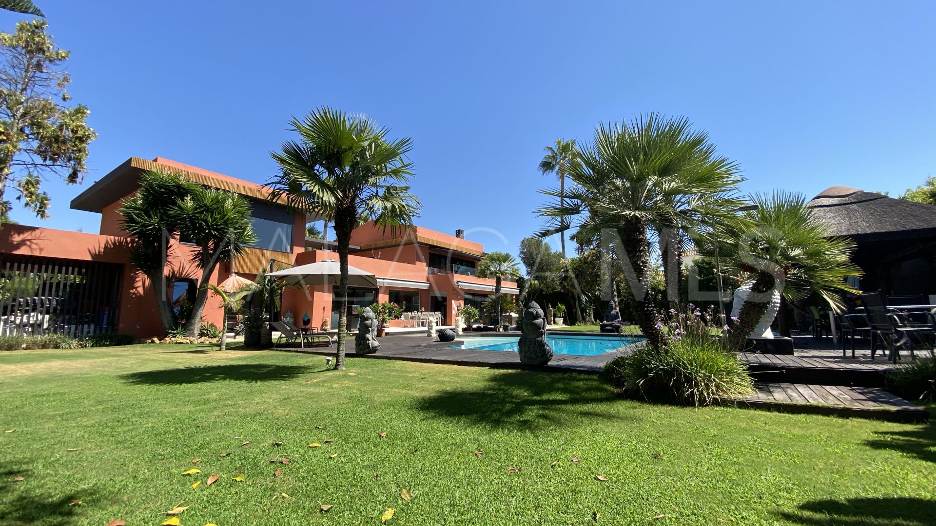 Villa for sale in Guadalmina Baja