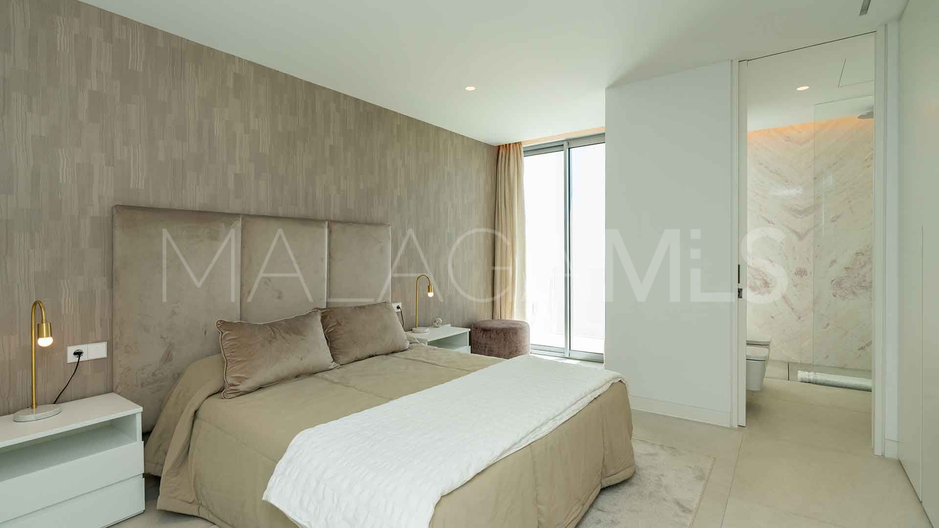 Buy villa with 5 bedrooms in Los Flamingos Golf