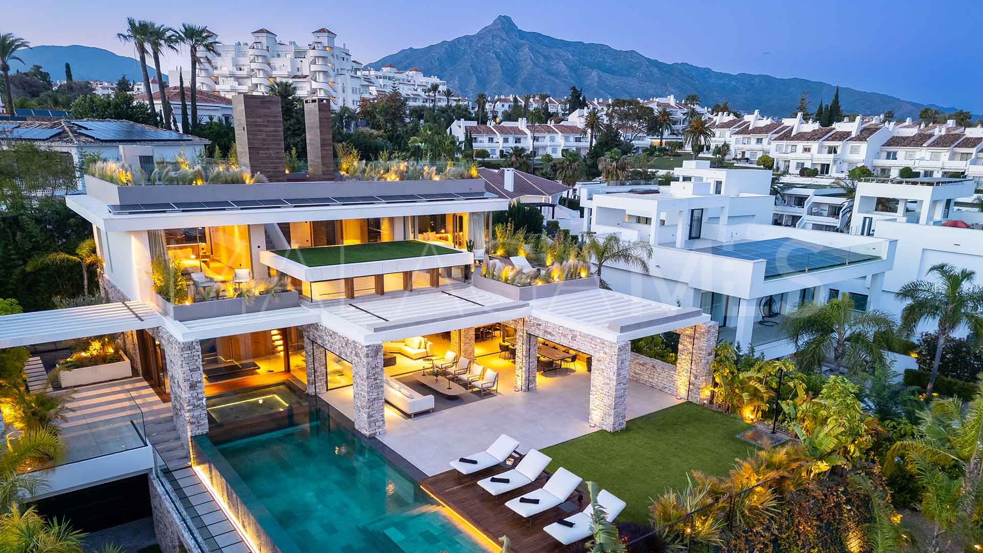Villa for sale in Nueva Andalucia