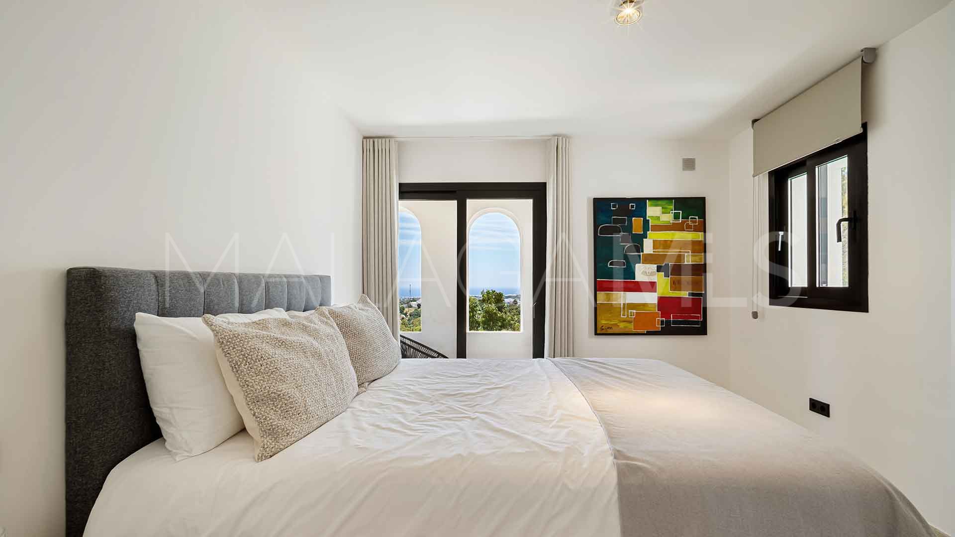 For sale villa with 5 bedrooms in Las Lomas de Nueva Andalucia
