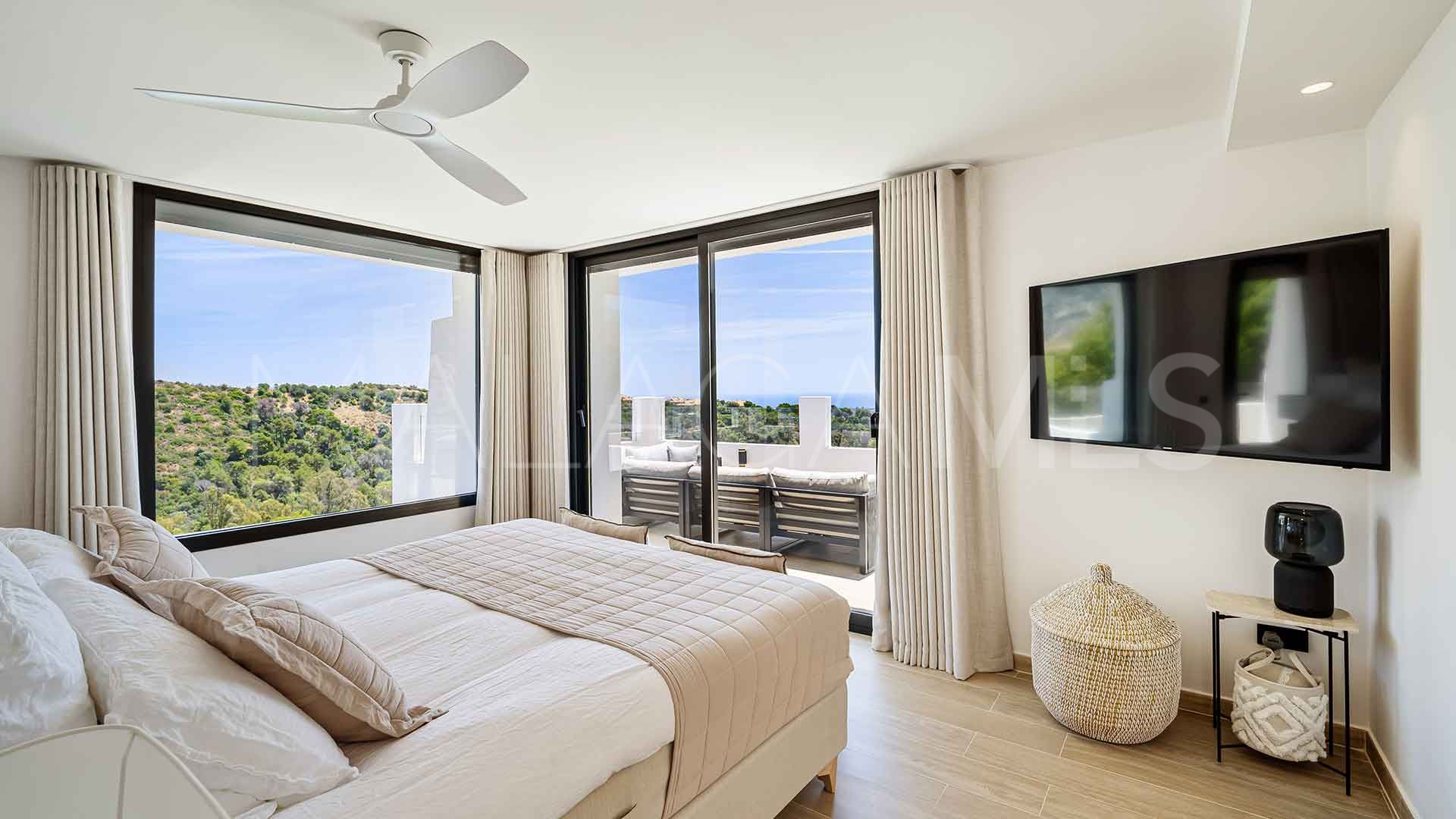 For sale villa with 5 bedrooms in Las Lomas de Nueva Andalucia