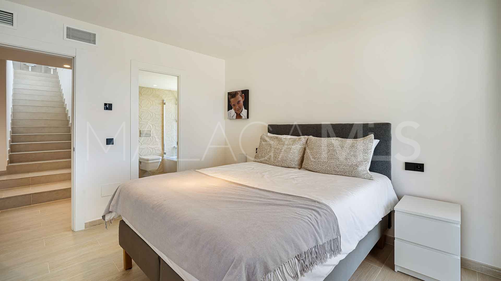 For sale villa with 5 bedrooms in Las Lomas de Nueva Andalucia