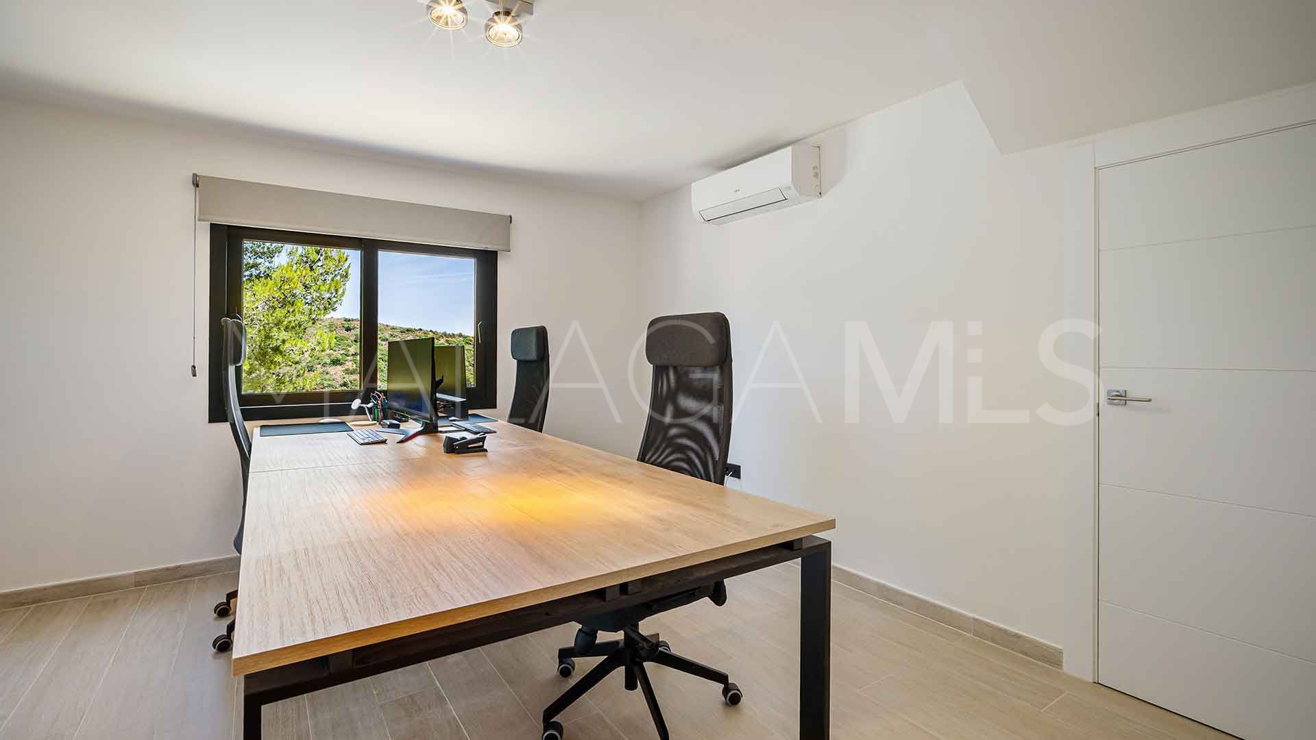 For sale villa with 5 bedrooms in Las Lomas de Nueva Andalucia