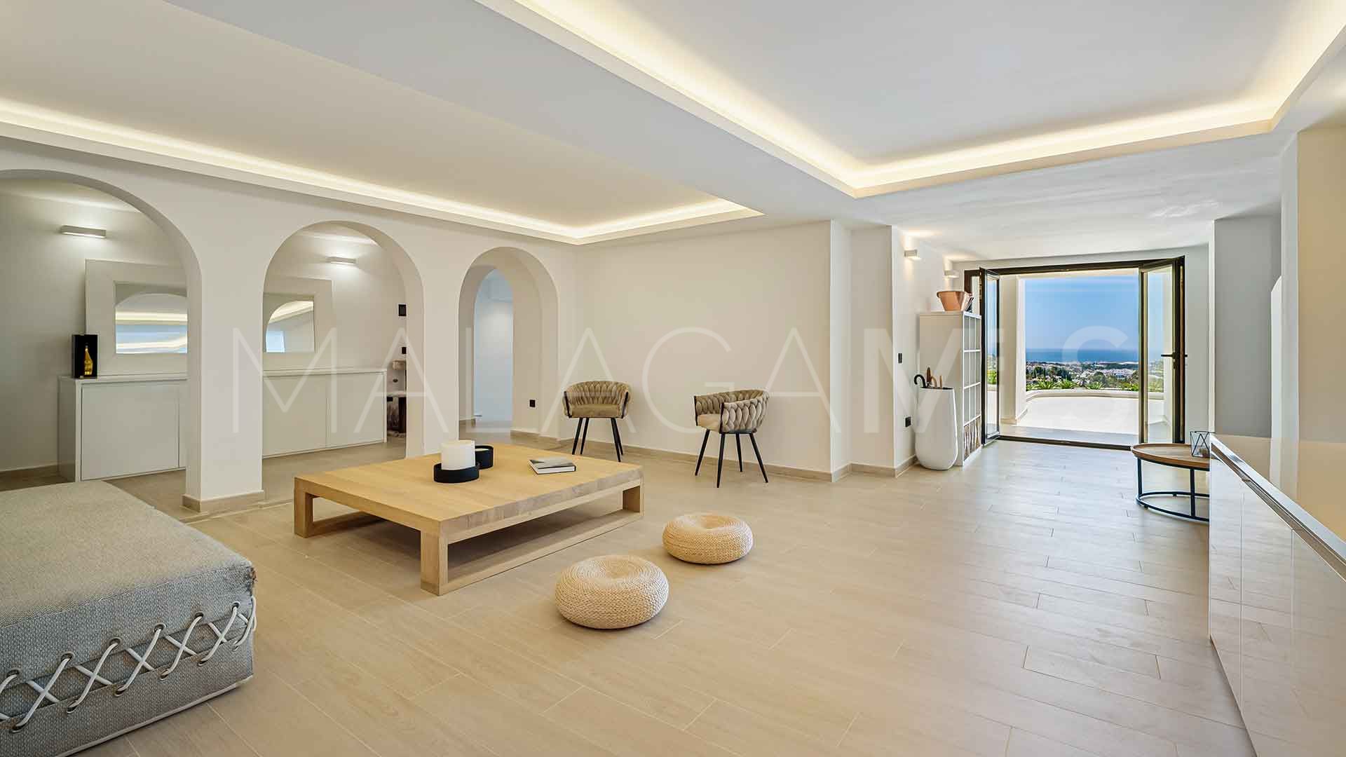 For sale villa with 5 bedrooms in Las Lomas de Nueva Andalucia
