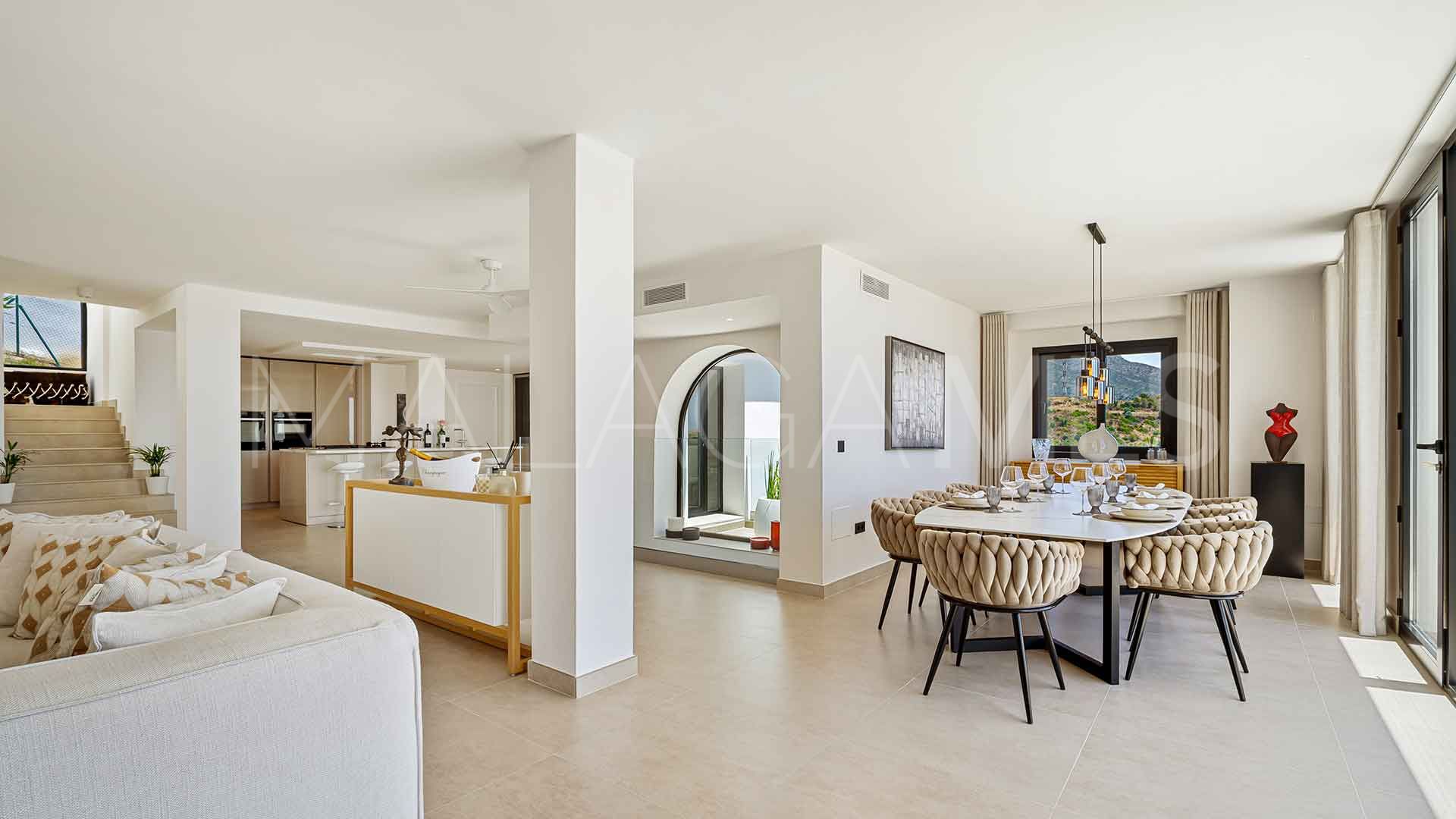 For sale villa with 5 bedrooms in Las Lomas de Nueva Andalucia