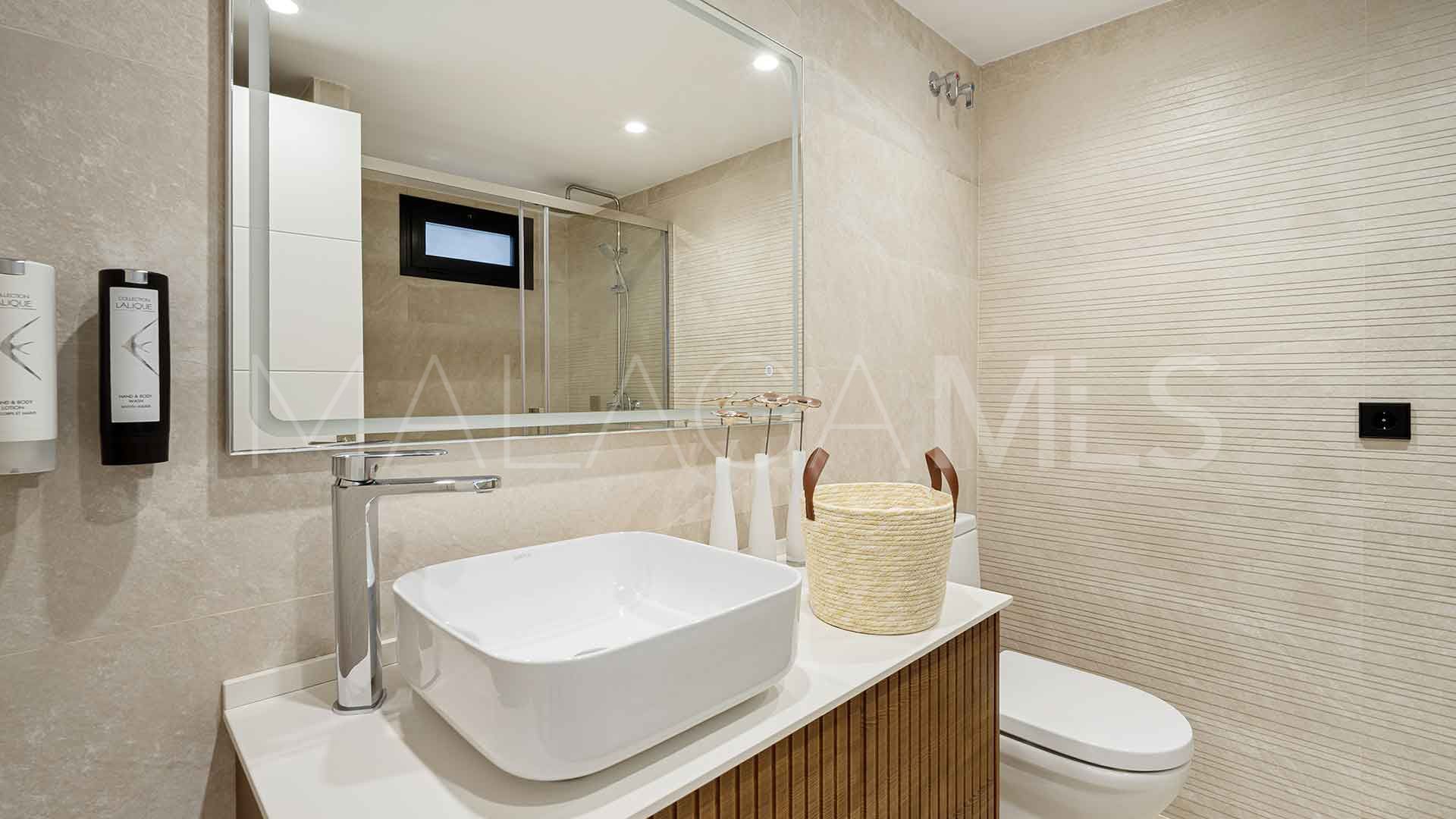 For sale villa with 5 bedrooms in Las Lomas de Nueva Andalucia