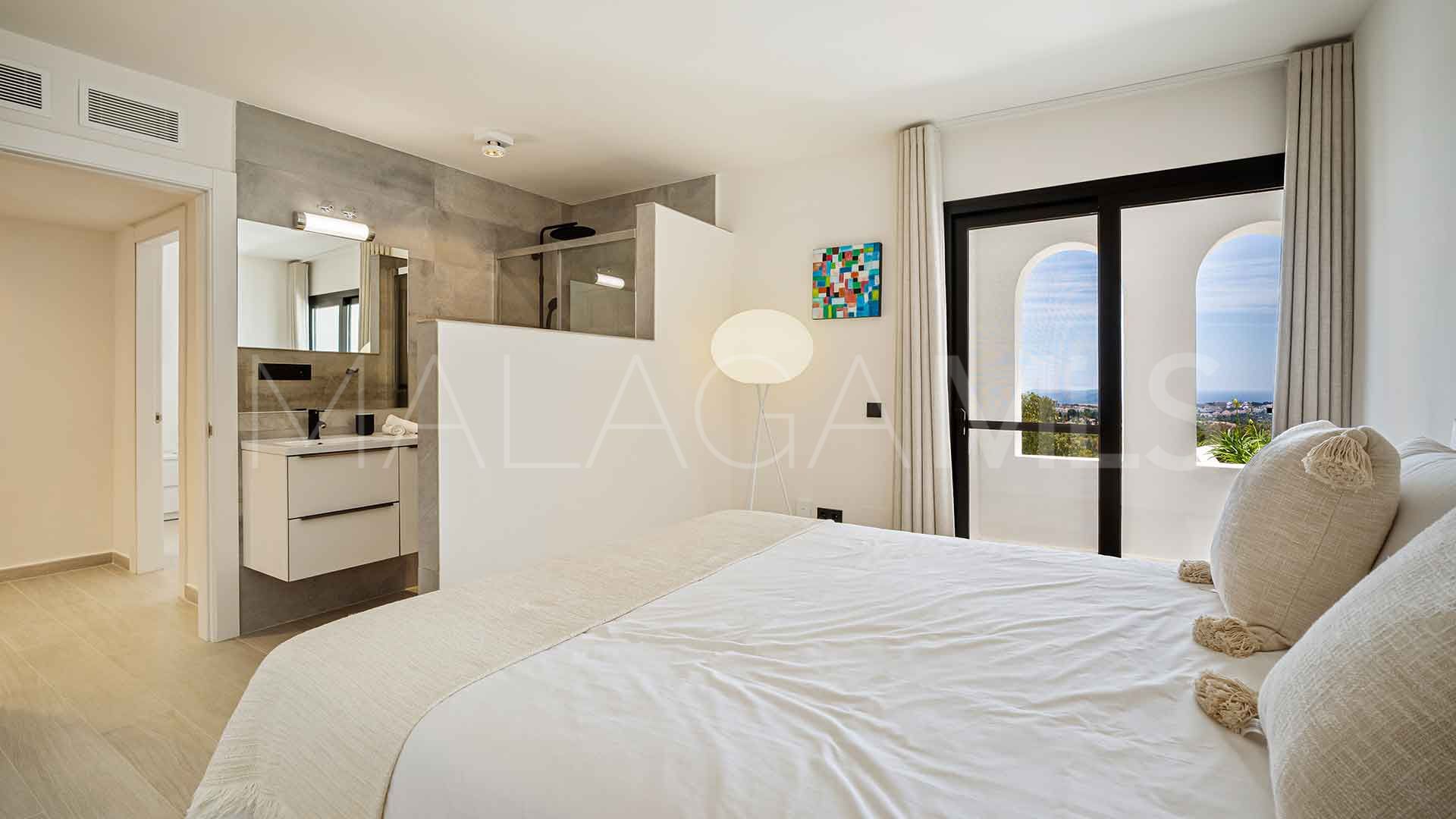 For sale villa with 5 bedrooms in Las Lomas de Nueva Andalucia