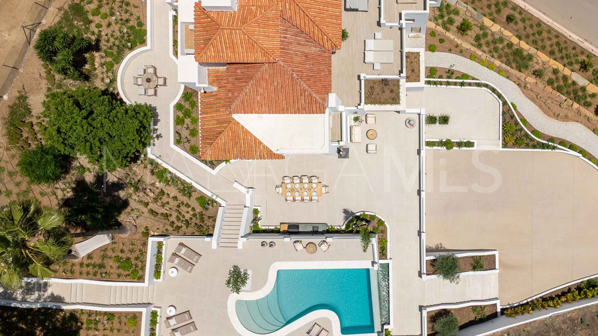 For sale villa with 5 bedrooms in Las Lomas de Nueva Andalucia