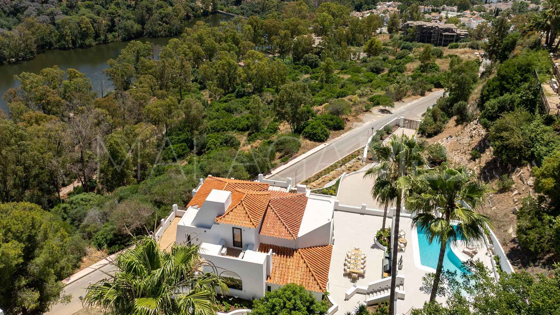 For sale villa with 5 bedrooms in Las Lomas de Nueva Andalucia