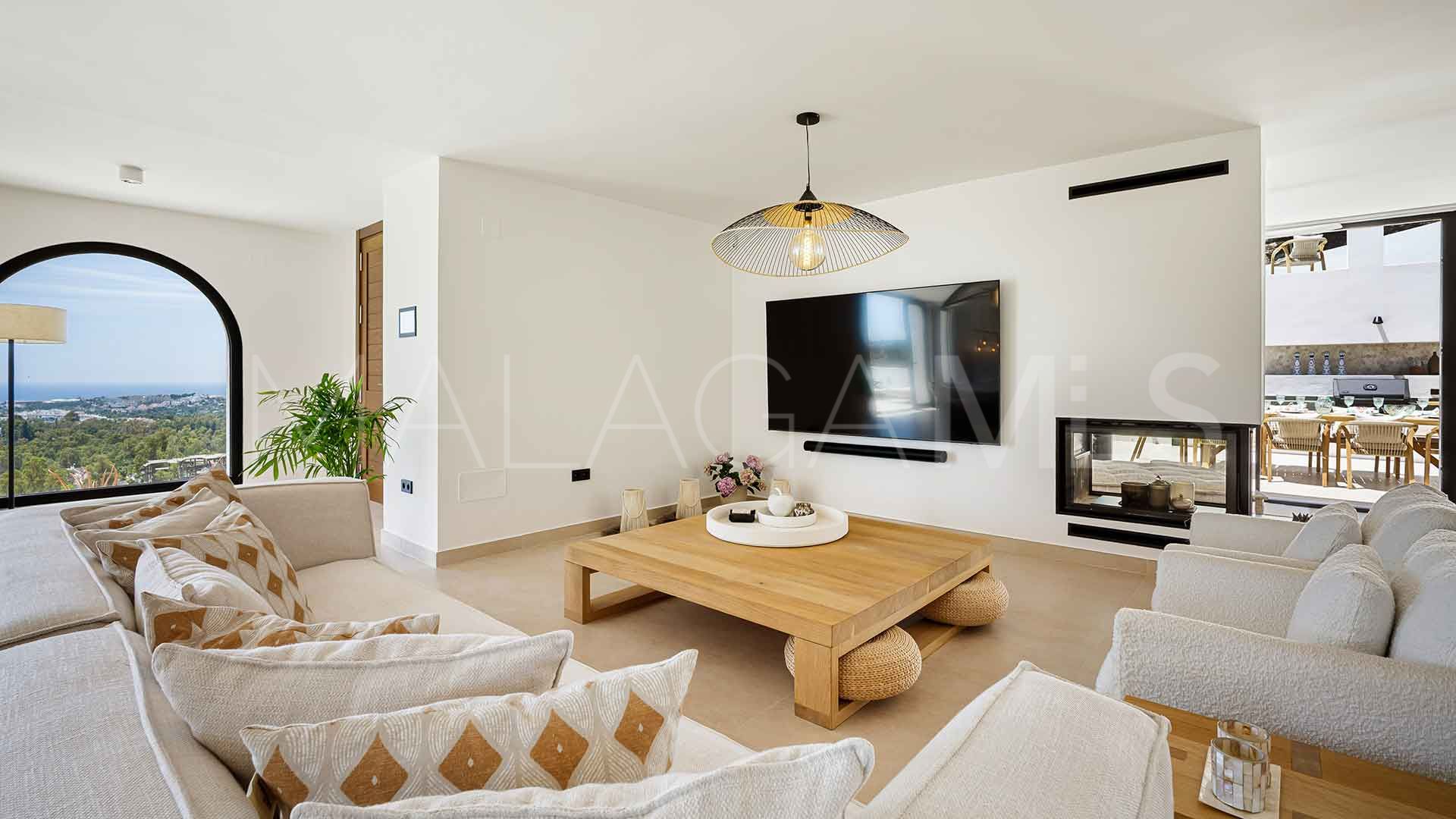 For sale villa with 5 bedrooms in Las Lomas de Nueva Andalucia