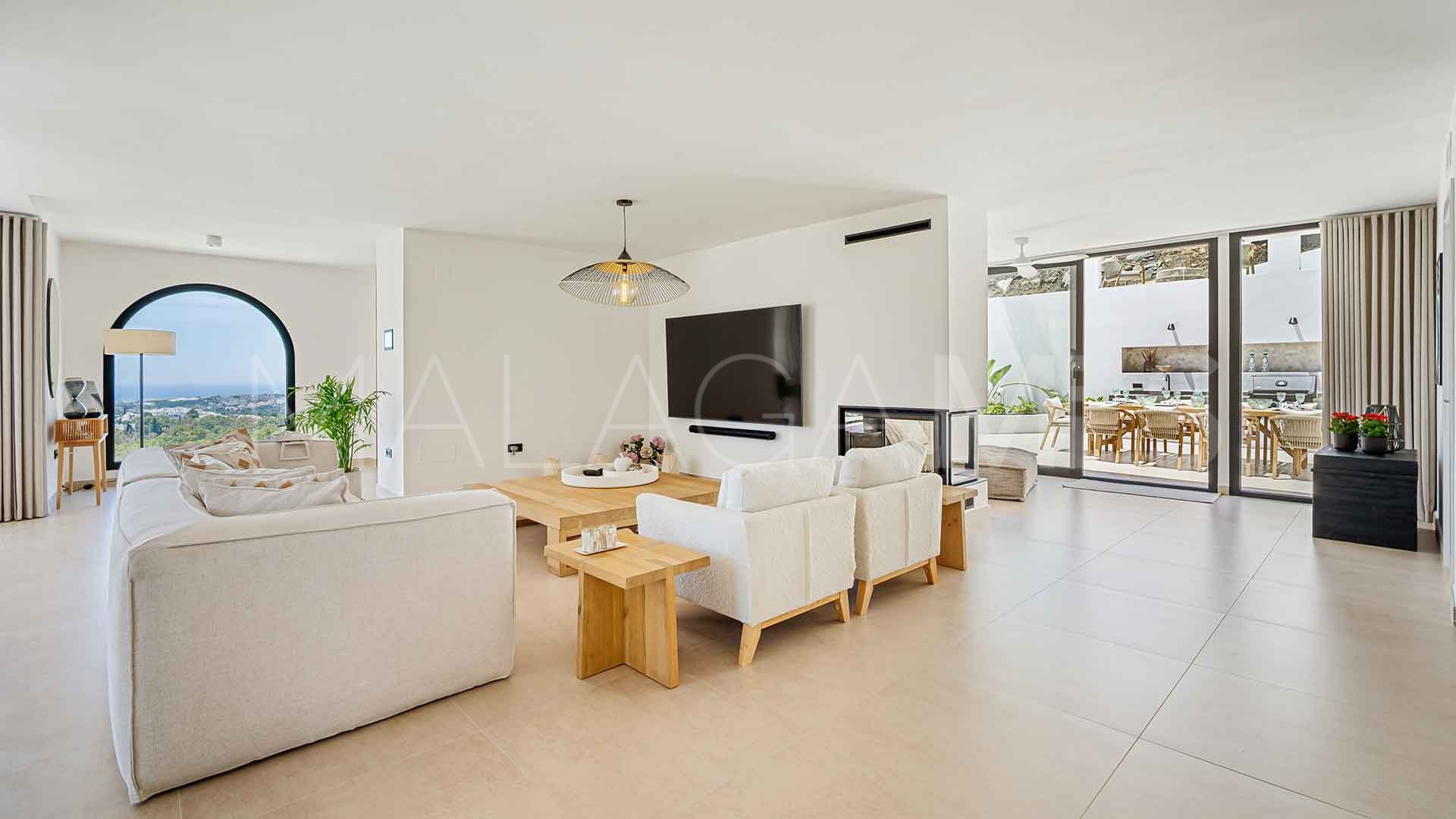 For sale villa with 5 bedrooms in Las Lomas de Nueva Andalucia