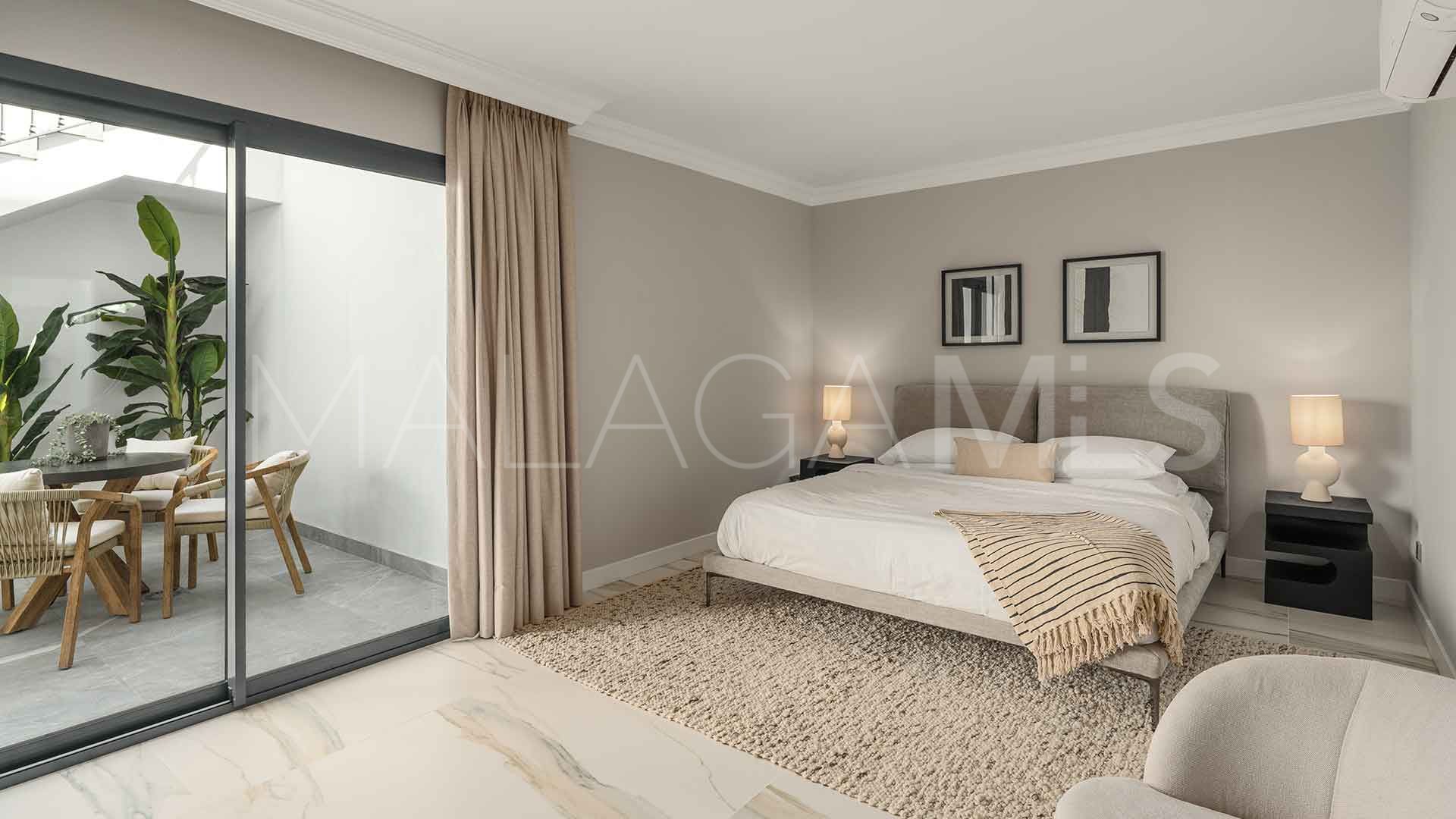 Villa for sale in Altos Reales