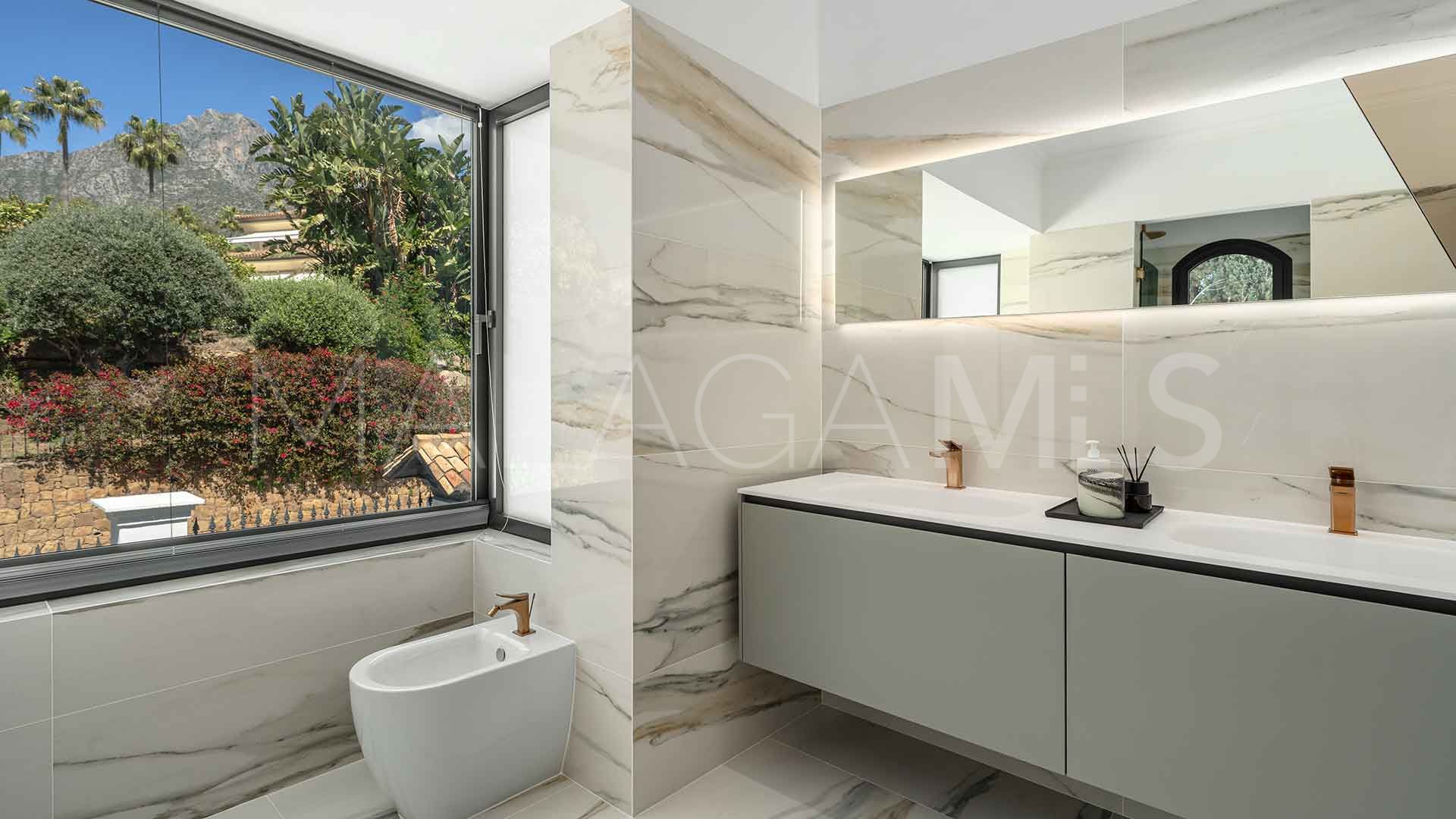 Villa for sale in Altos Reales
