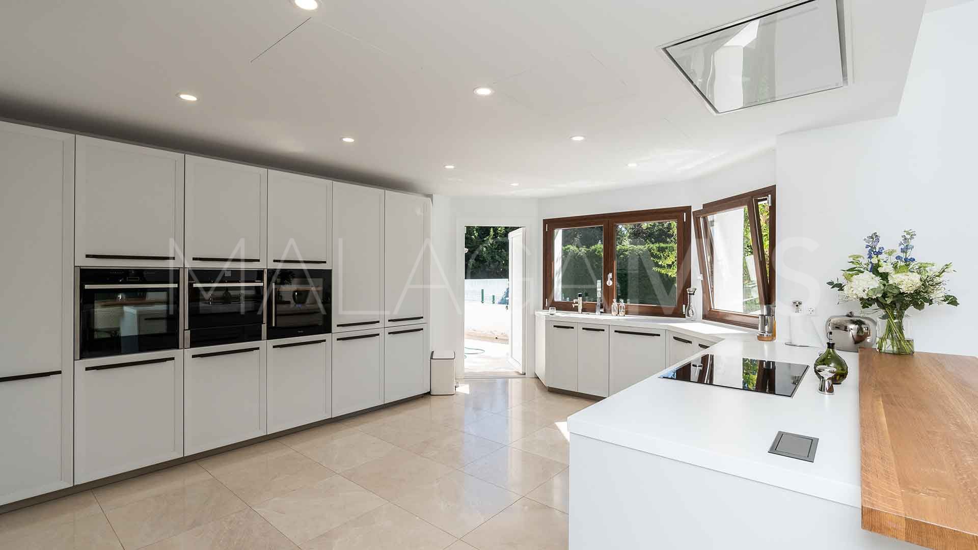 Villa for sale in Guadalmina Baja