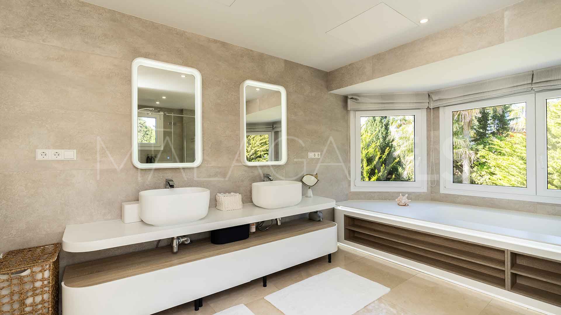 Villa for sale in Guadalmina Baja