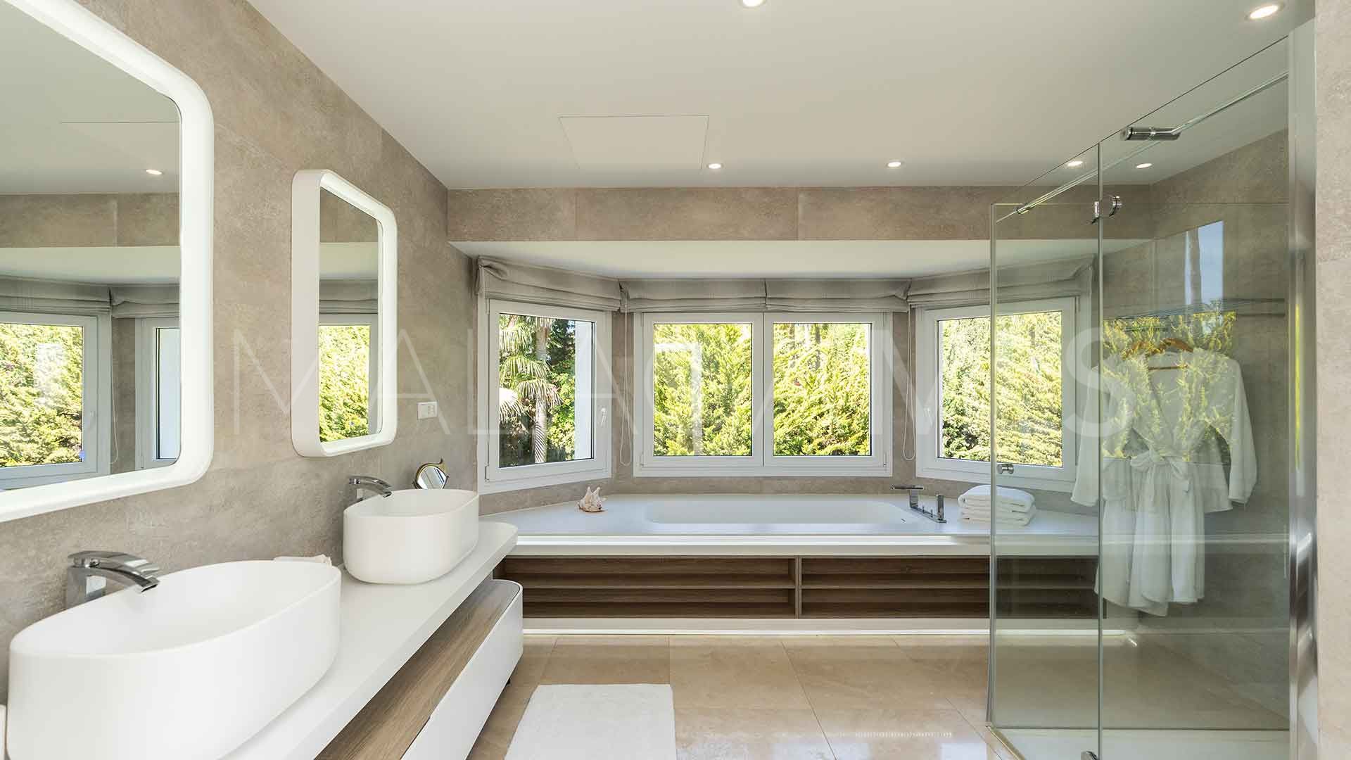 Villa for sale in Guadalmina Baja