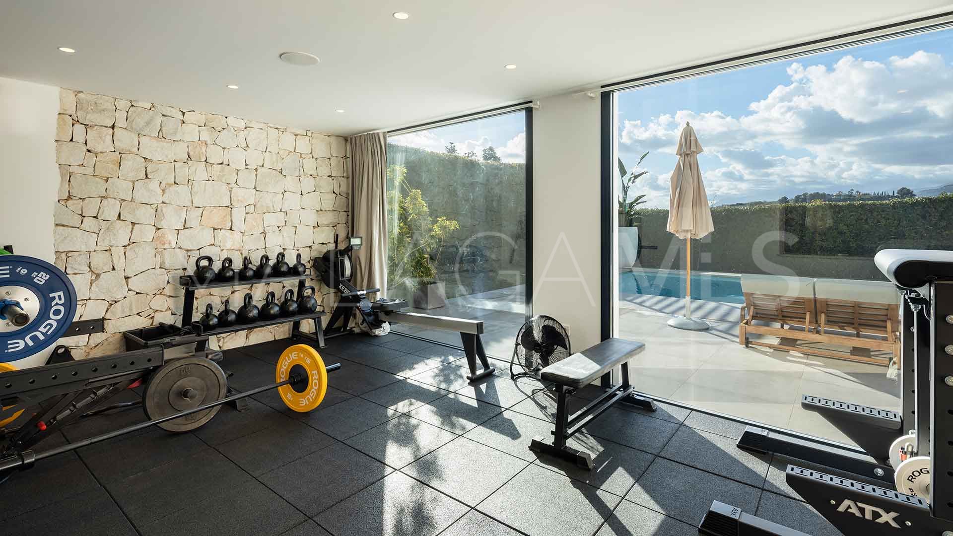 Buy villa in Nueva Andalucia