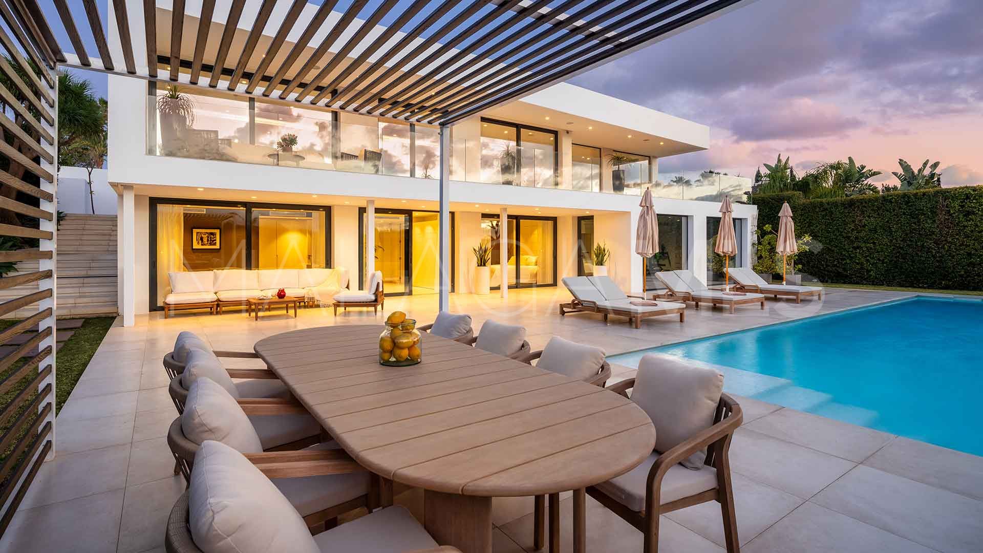 Buy villa in Nueva Andalucia