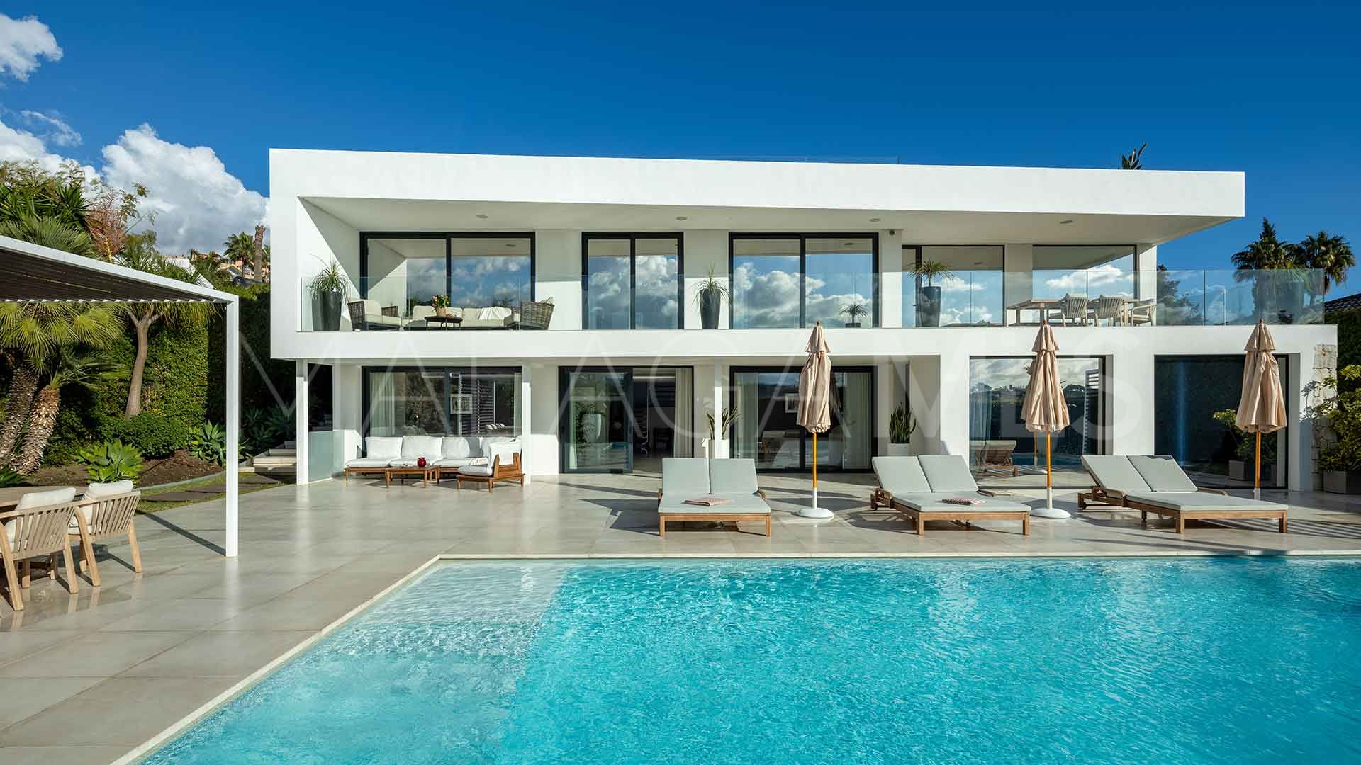 Buy villa in Nueva Andalucia