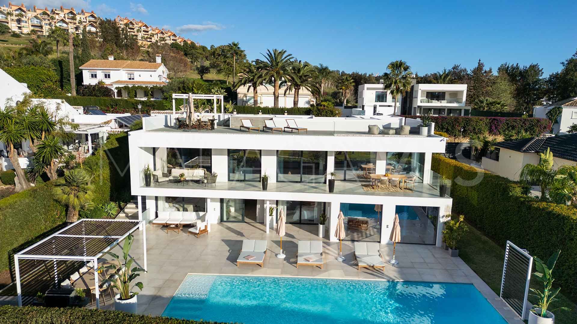 Buy villa in Nueva Andalucia