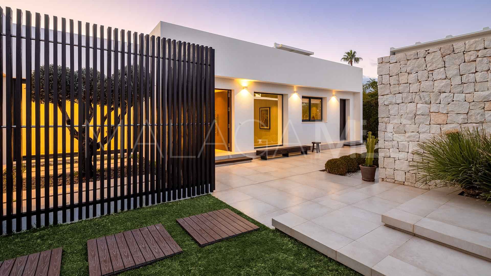 Buy villa in Nueva Andalucia