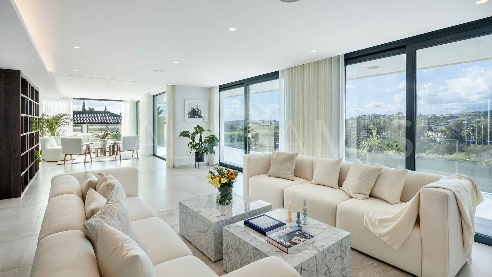 Buy villa in Nueva Andalucia