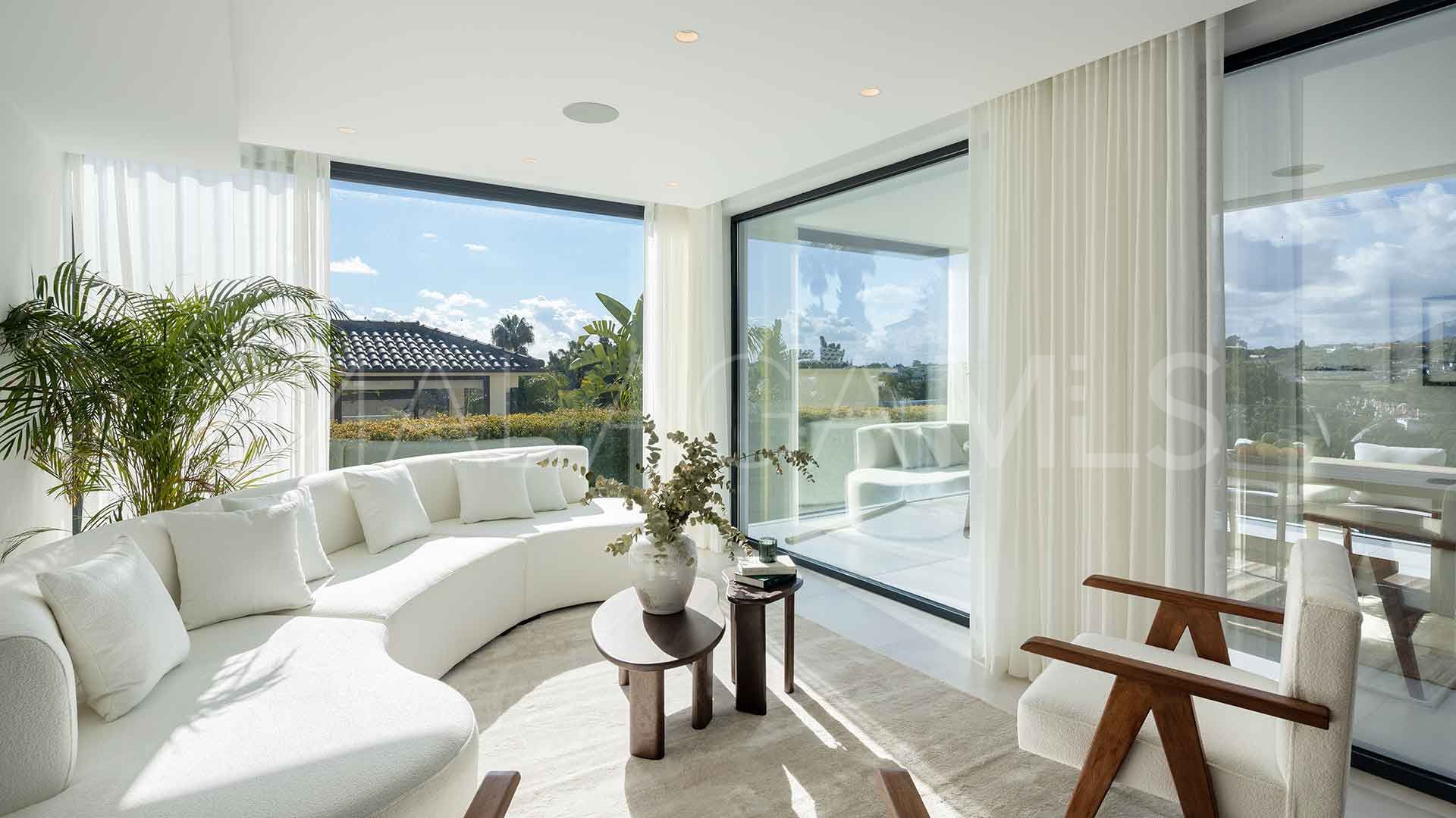Buy villa in Nueva Andalucia
