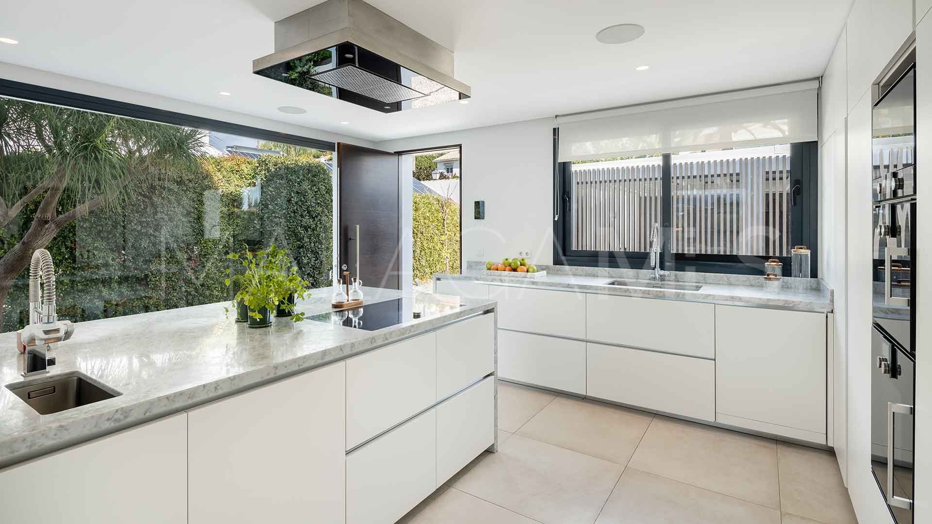Buy villa in Nueva Andalucia