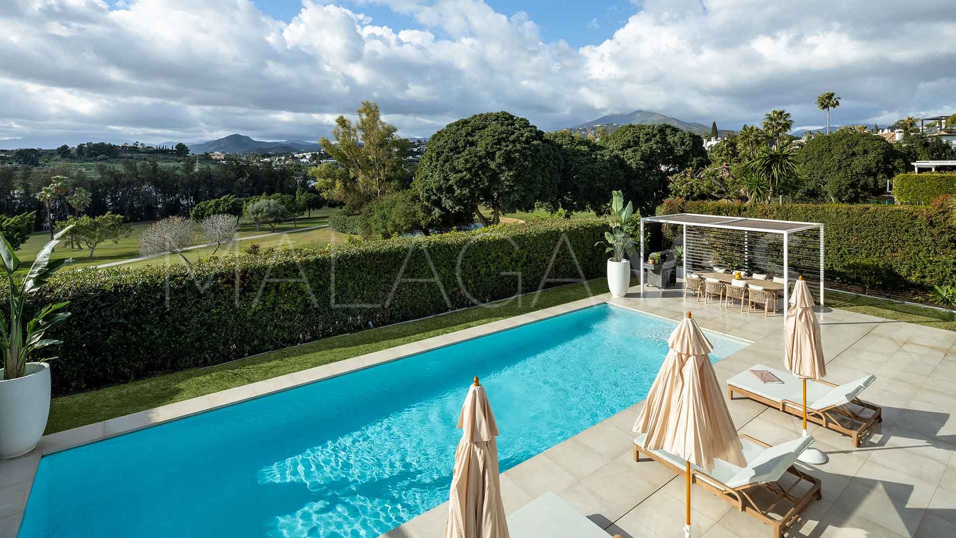 Buy villa in Nueva Andalucia