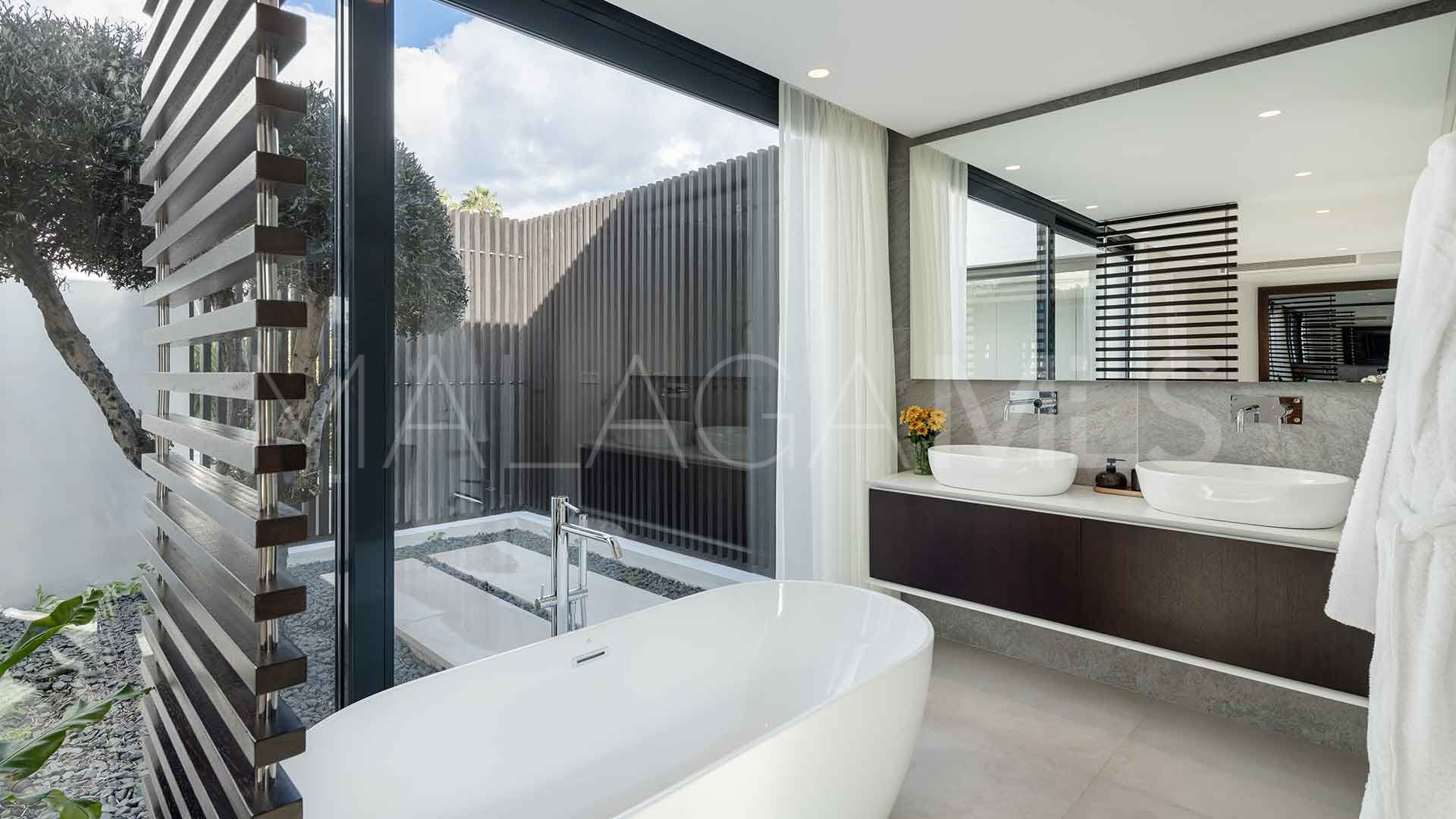 Buy villa in Nueva Andalucia