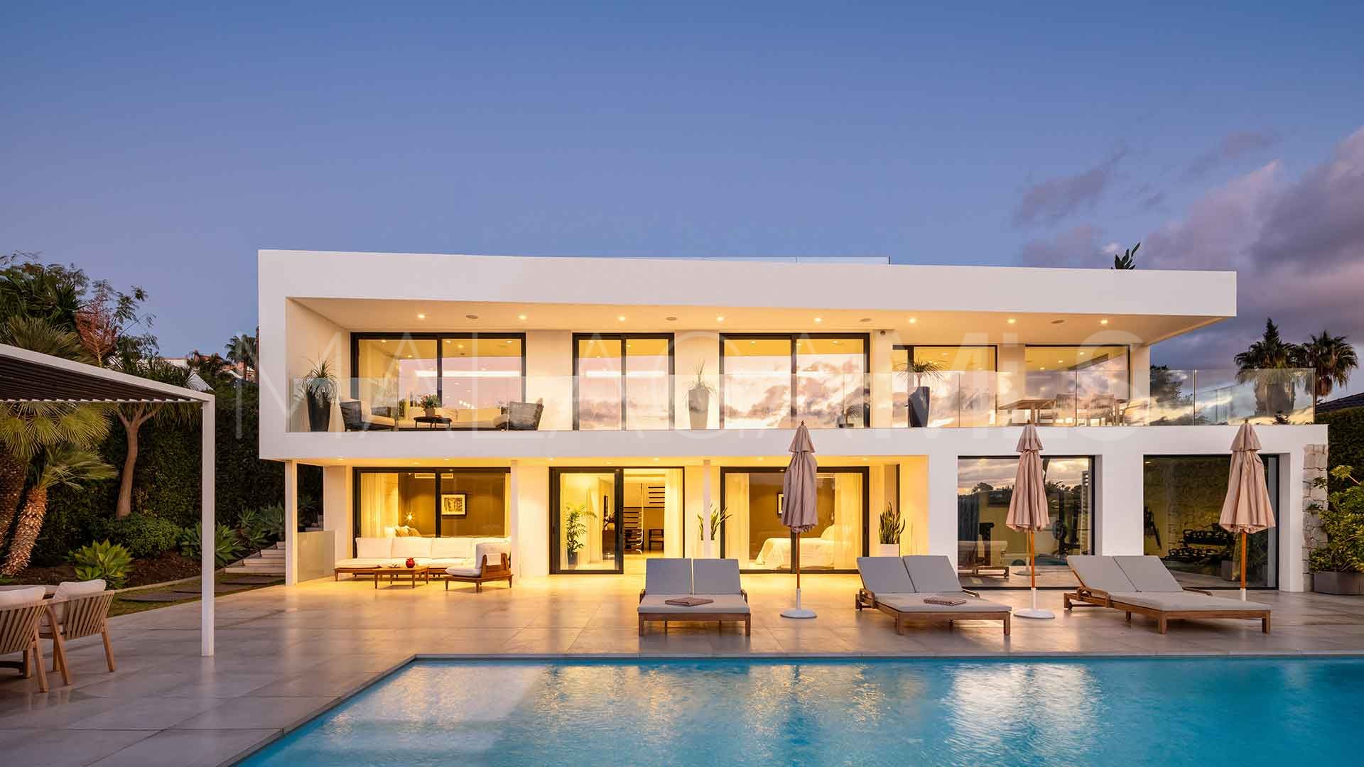 Buy villa in Nueva Andalucia