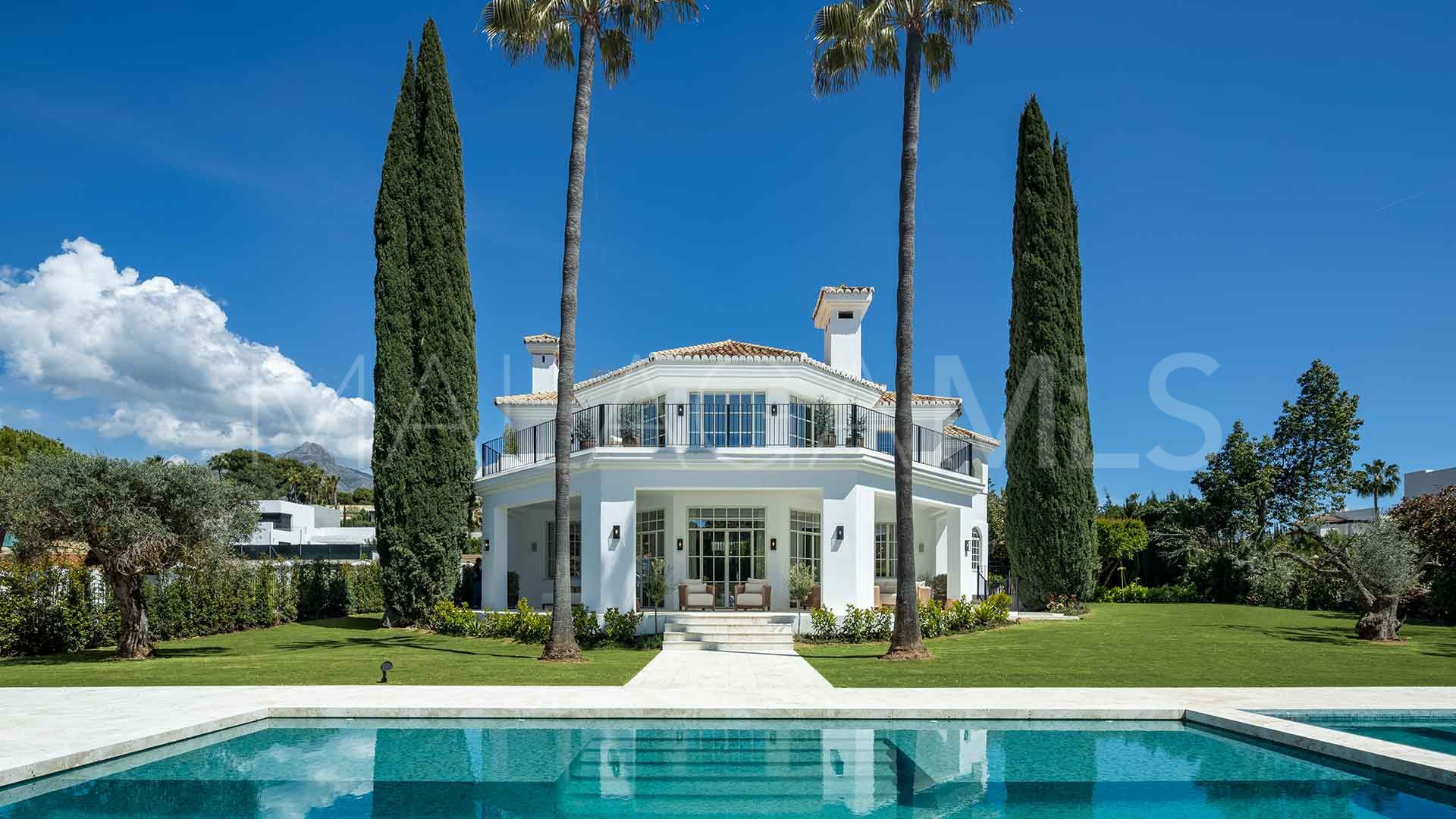 Villa for sale in Nueva Andalucia