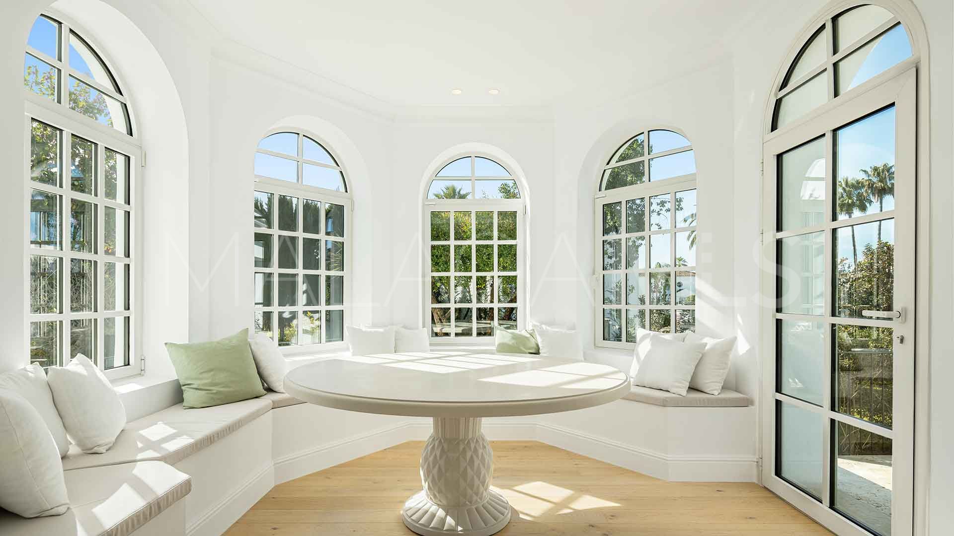 Villa for sale in Nueva Andalucia