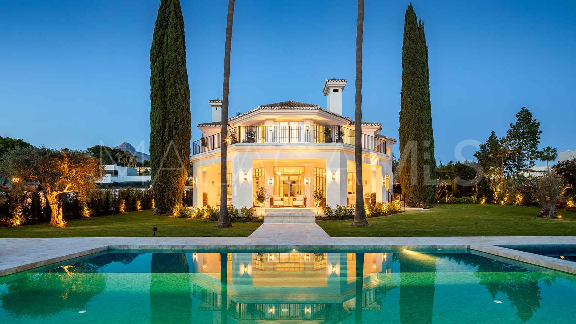 Villa for sale in Nueva Andalucia