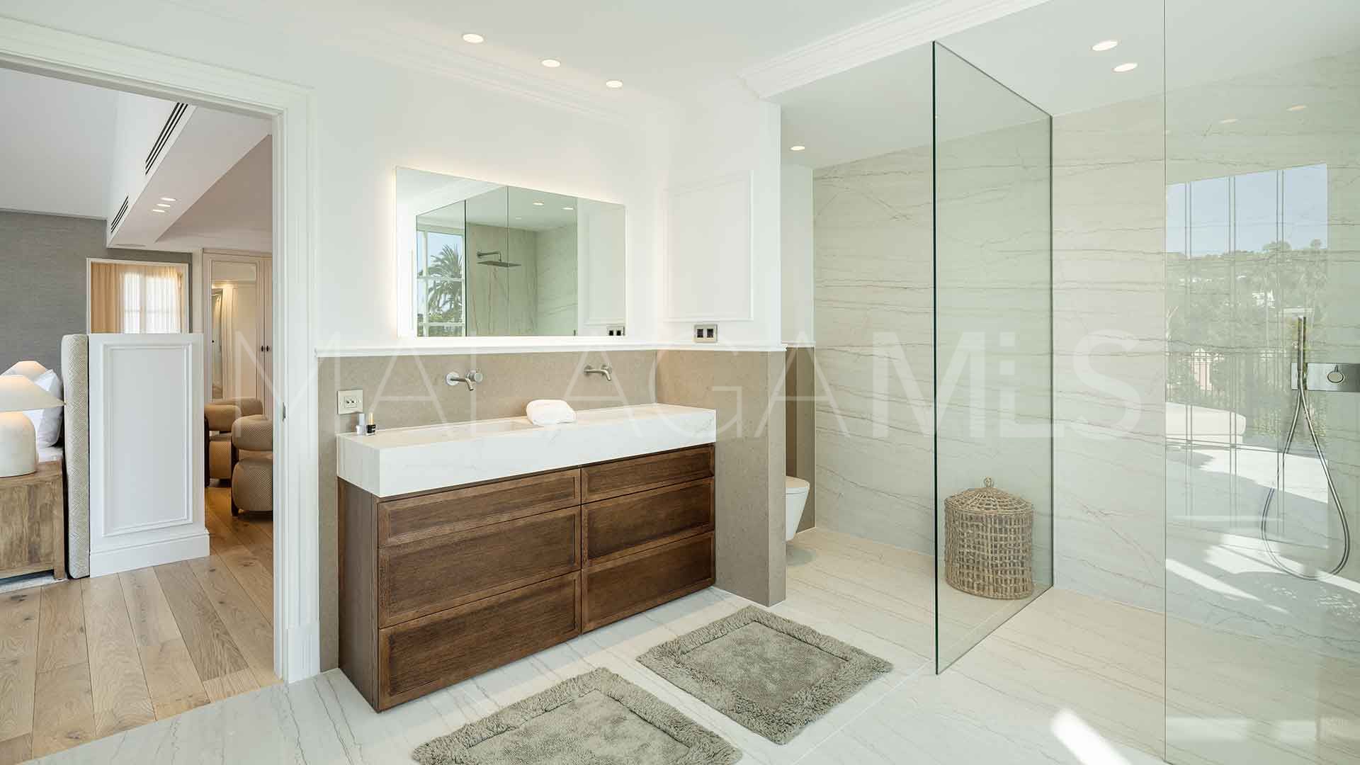 Villa for sale in Nueva Andalucia