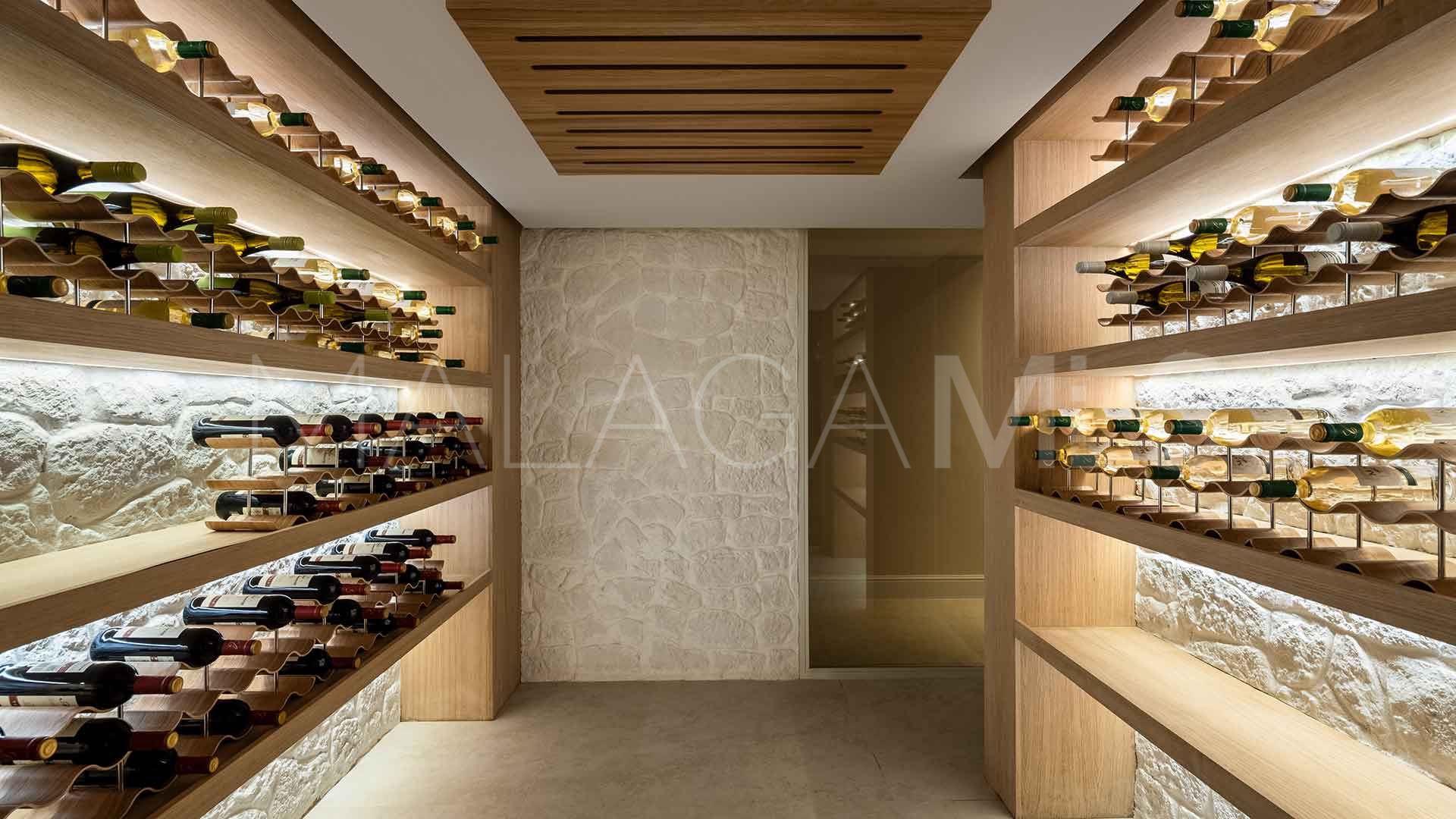 Villa for sale in Nueva Andalucia