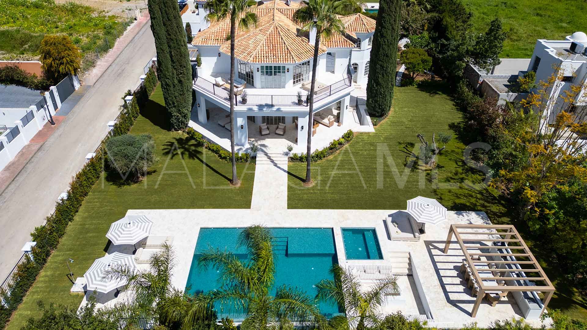 Villa for sale in Nueva Andalucia