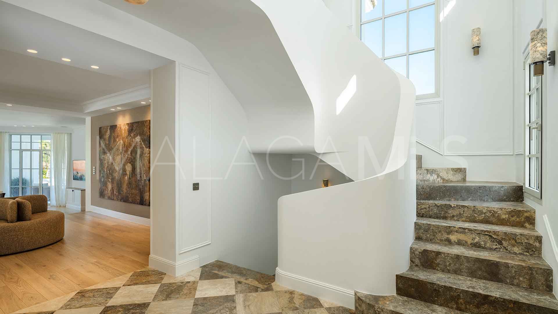 Villa for sale in Nueva Andalucia