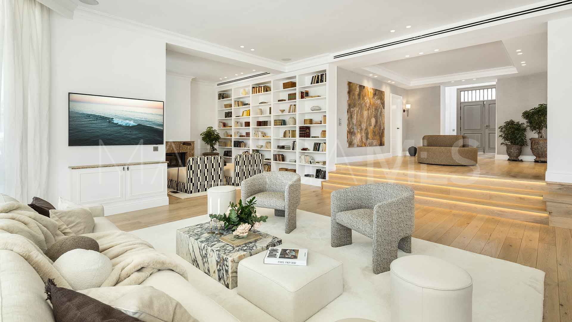 Villa for sale in Nueva Andalucia