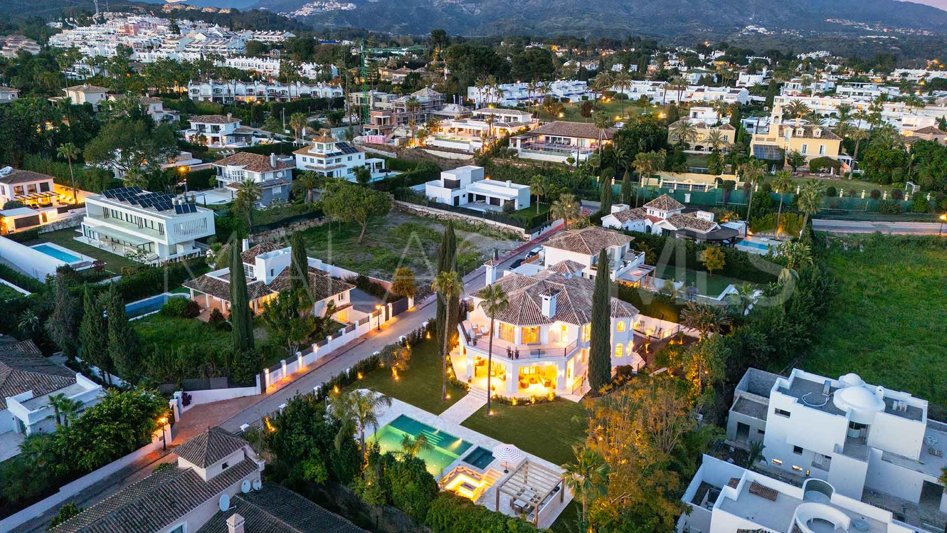 Villa for sale in Nueva Andalucia