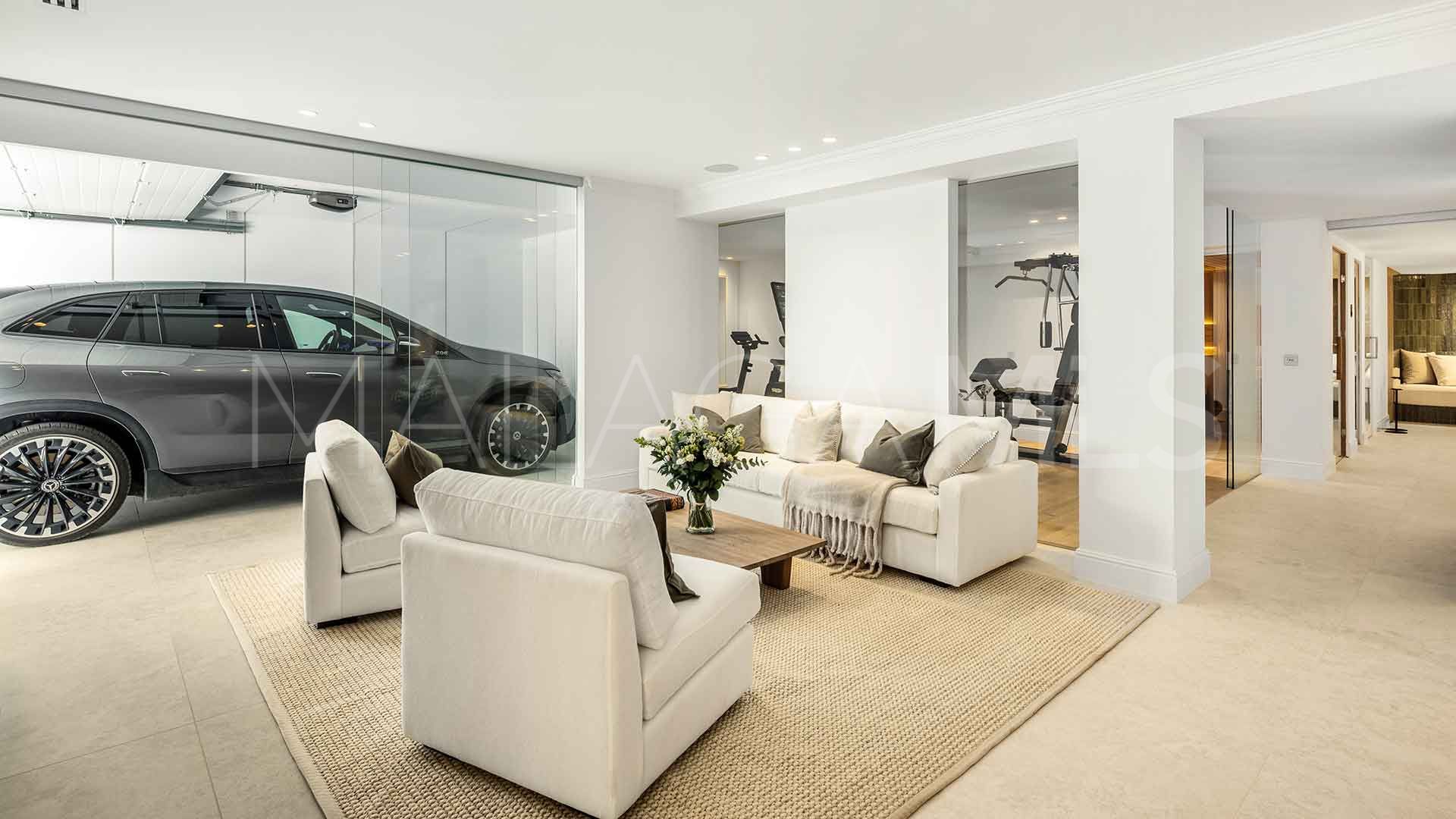 Villa for sale in Nueva Andalucia