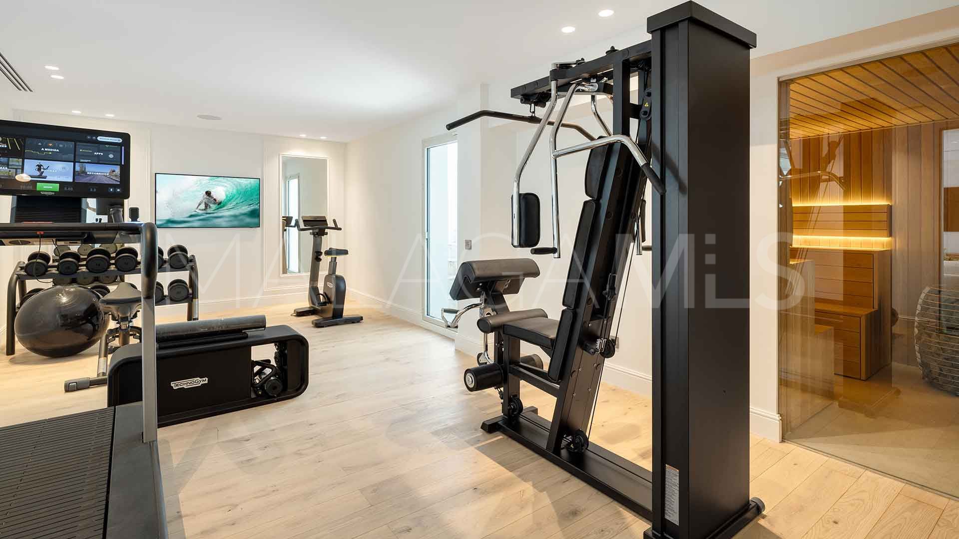 Villa for sale in Nueva Andalucia