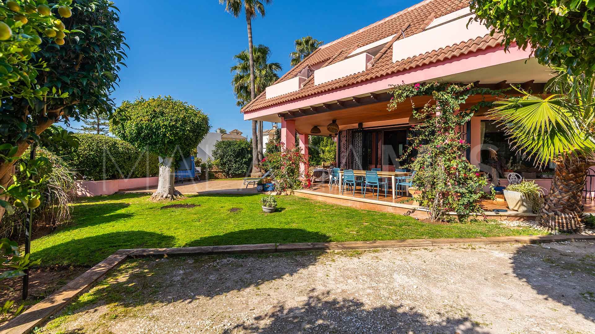Buy 5 bedrooms villa in Huerta Belón