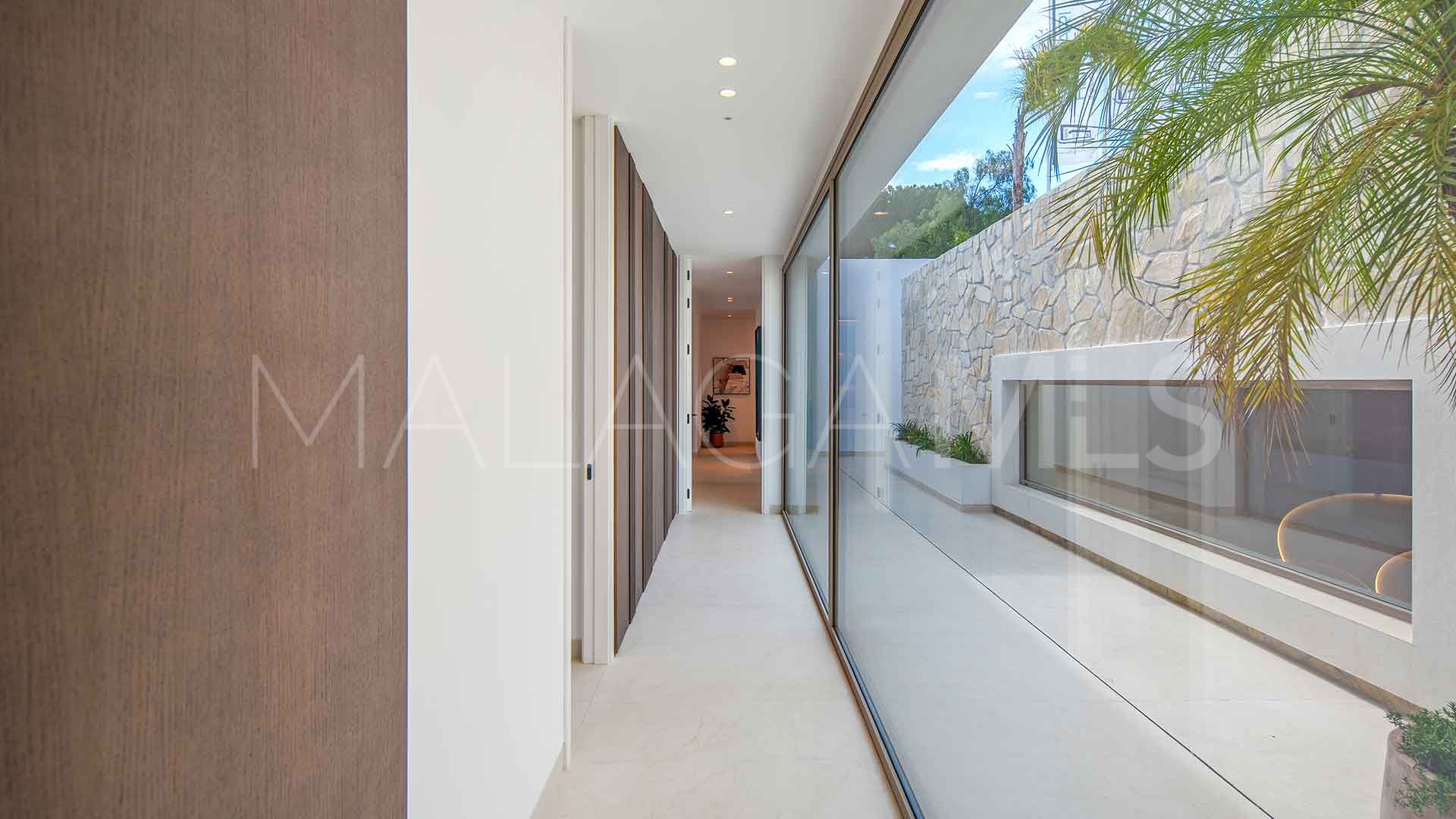 For sale villa with 5 bedrooms in Nueva Andalucia