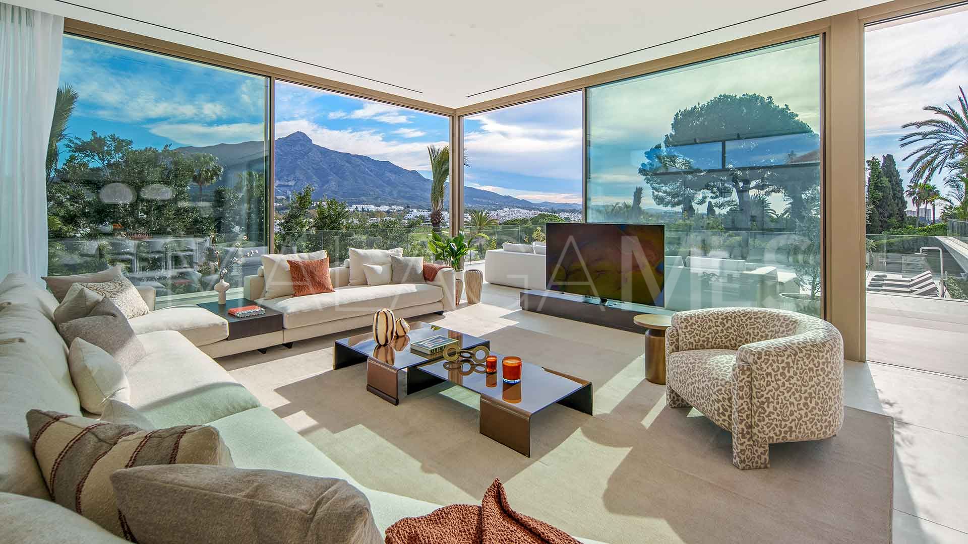 For sale villa with 5 bedrooms in Nueva Andalucia