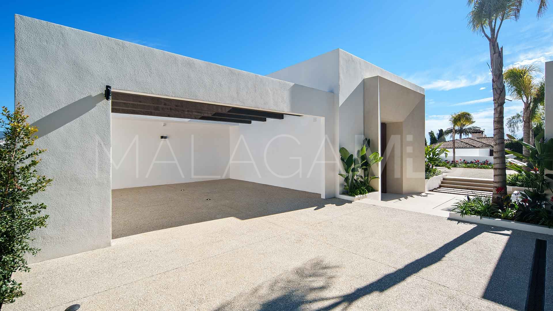 For sale villa with 5 bedrooms in Nueva Andalucia