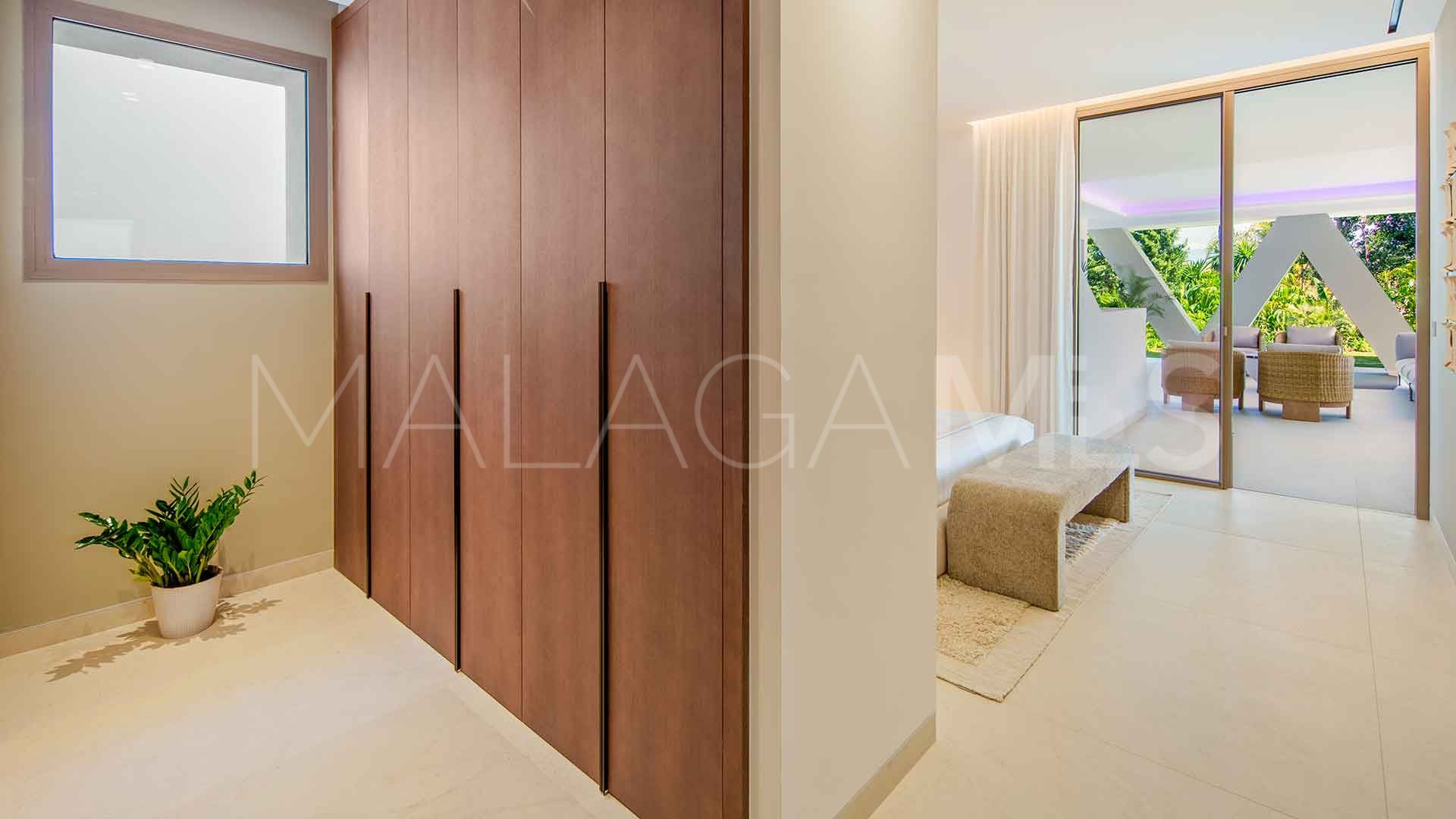 For sale villa with 5 bedrooms in Nueva Andalucia