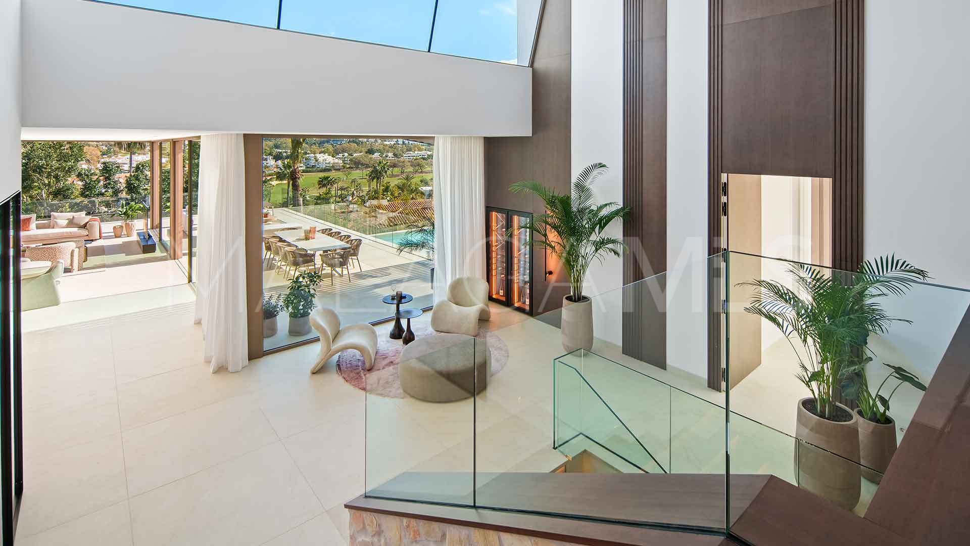 For sale villa with 5 bedrooms in Nueva Andalucia