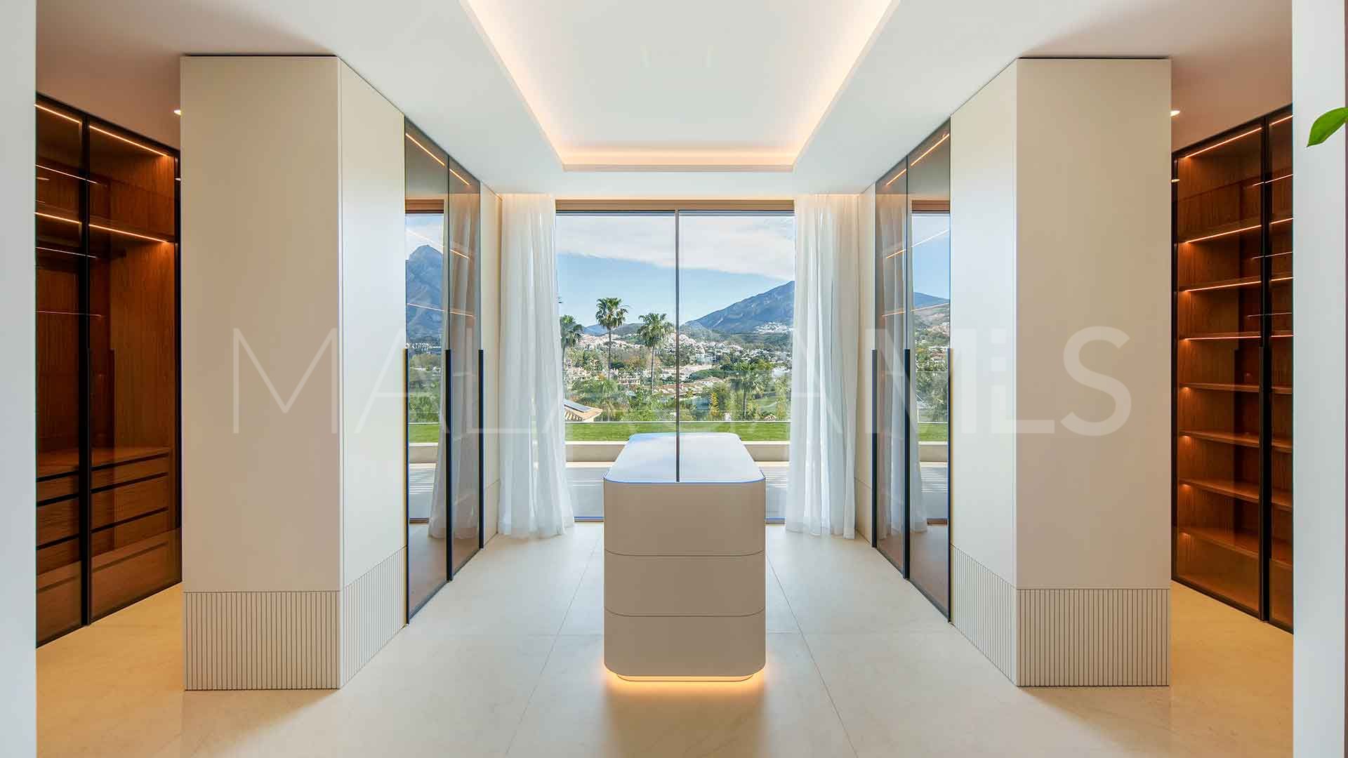 For sale villa with 5 bedrooms in Nueva Andalucia